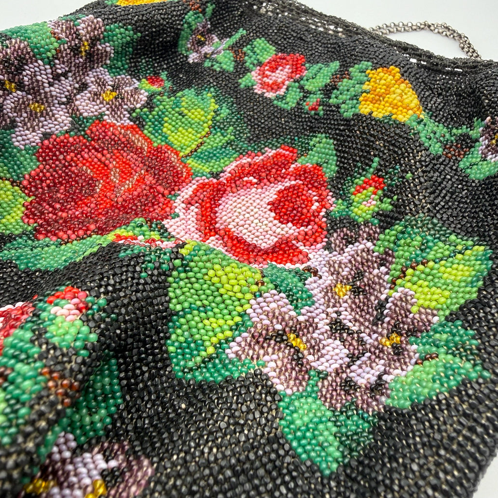 Antike Perlenhandtasche Biedermeier / Jugendstil I Handgestrickt Sandperlen Rosendekor I Lederfutter & Kette um 1900 Showroom Ansbach
