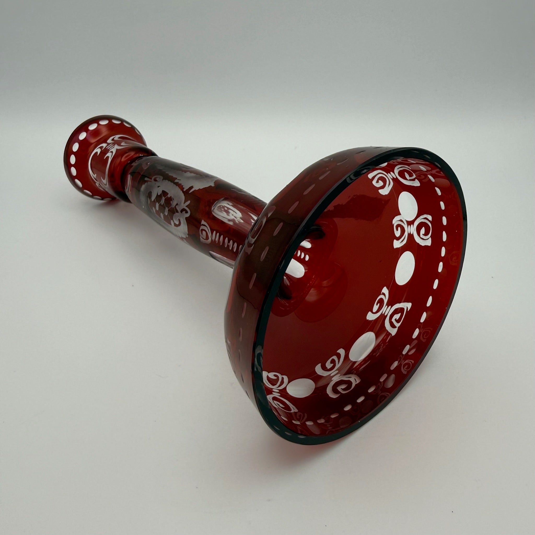 Böhmischer Kristall Kerzenleuchter I Rubinrot I Handgraviert I Schwalbe & Schloss I 22 cm Showroom Ansbach