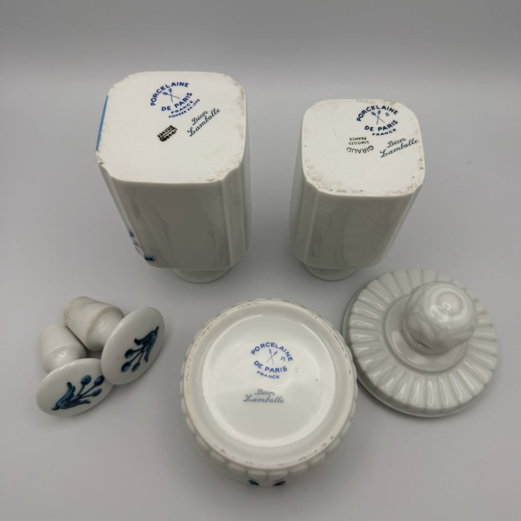 3tlg Porcelaine de Paris Badezimmer Set I Dekor Lamballe Schwanen-Motiv I Flakons & Deckeldose Frankreich 1970er Porcelaine de Paris