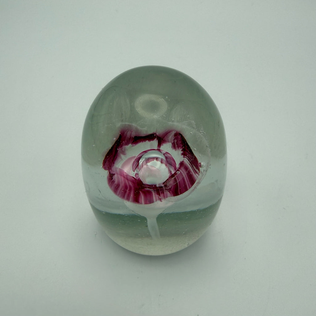 Künstlersigniertes Glas Paperweight 1986 I Eingeschmolzene purpurrote Blume I Glasbriefbeschwerer Handarbeit 5,6 cm Showroom Ansbach