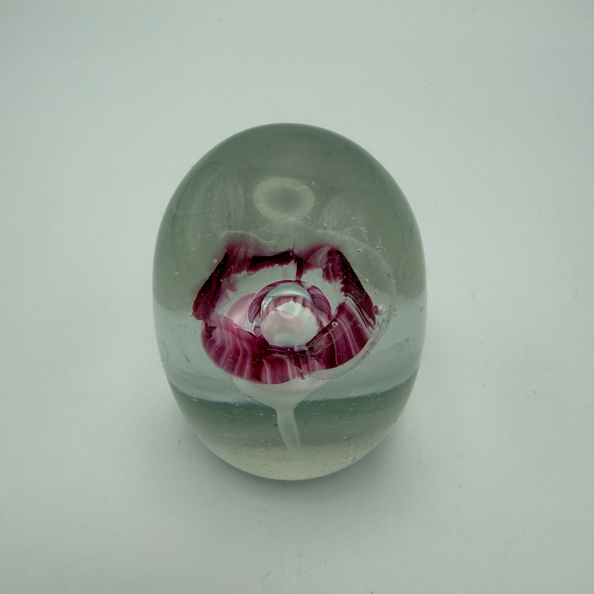 Künstlersigniertes Glas Paperweight 1986 I Eingeschmolzene purpurrote Blume I Glasbriefbeschwerer Handarbeit 5,6 cm Showroom Ansbach