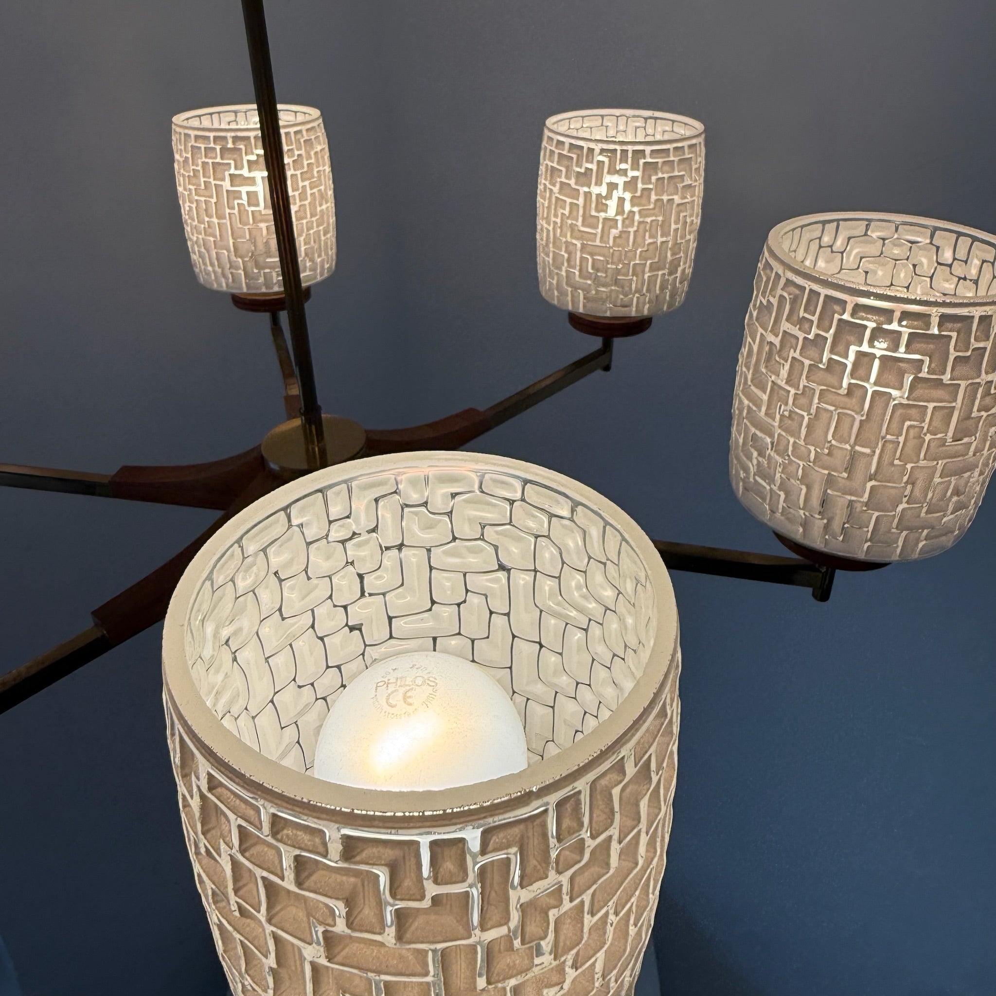 6-flammige Mid-Century Kronleuchter Teakholz & Messing I Skandinavischer Stil 1960er I Mosaik Glas-Schirme I Vintage 70 cm Showroom Ansbach