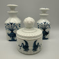 3tlg Porcelaine de Paris Badezimmer Set I Dekor Lamballe Schwanen-Motiv I Flakons & Deckeldose Frankreich 1970er Porcelaine de Paris