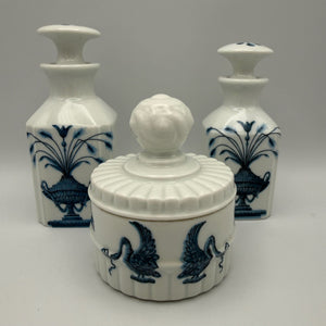 3tlg Porcelaine de Paris Badezimmer Set I Dekor Lamballe Schwanen-Motiv I Flakons & Deckeldose Frankreich 1970er