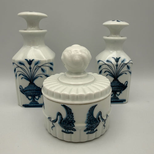 3tlg Porcelaine de Paris Badezimmer Set I Dekor Lamballe Schwanen-Motiv I Flakons & Deckeldose Frankreich 1970er Porcelaine de Paris
