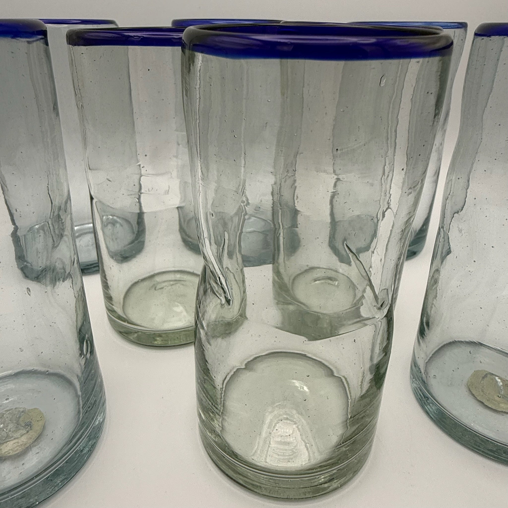 8er Set Vintage Wassergläser I Mundgeblasen Handarbeit I Blasen Glas Biot Stil I Blauer Rand I 1970er I 12,7 cm Showroom Ansbach