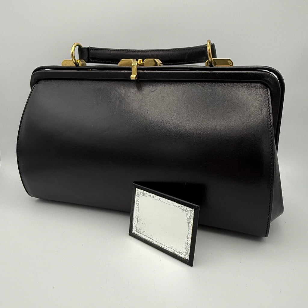 Goldpfeil Vintage Lederhandtasche I Black Boxcalf I Gold-Hardware I Mid-Century um 1960 I Mit Spiegel I 33 cm Gold Pfeil