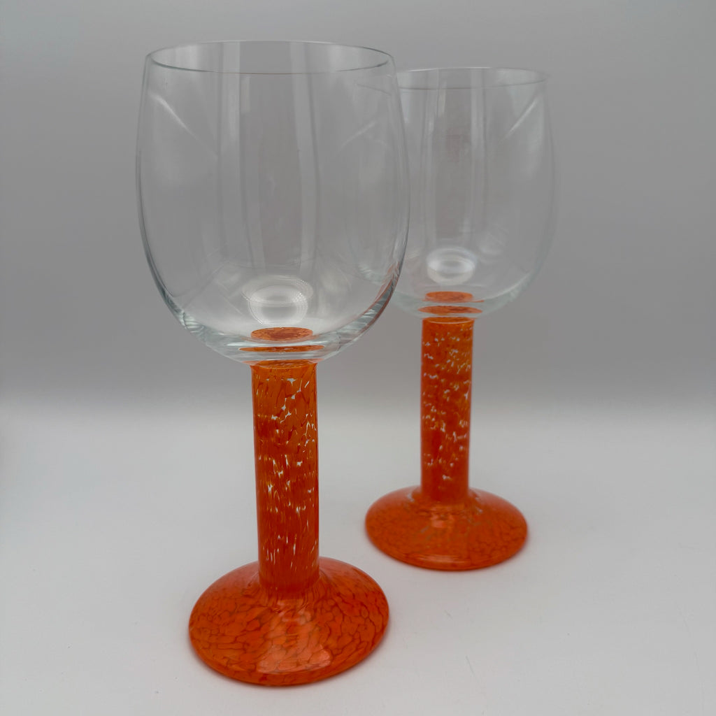 Paar Postmoderne Design Weingläser I Memphis Stil 1990er I Dicker Stiel Orange Weiß I Handarbeit I 19,5 cm Showroom Ansbach