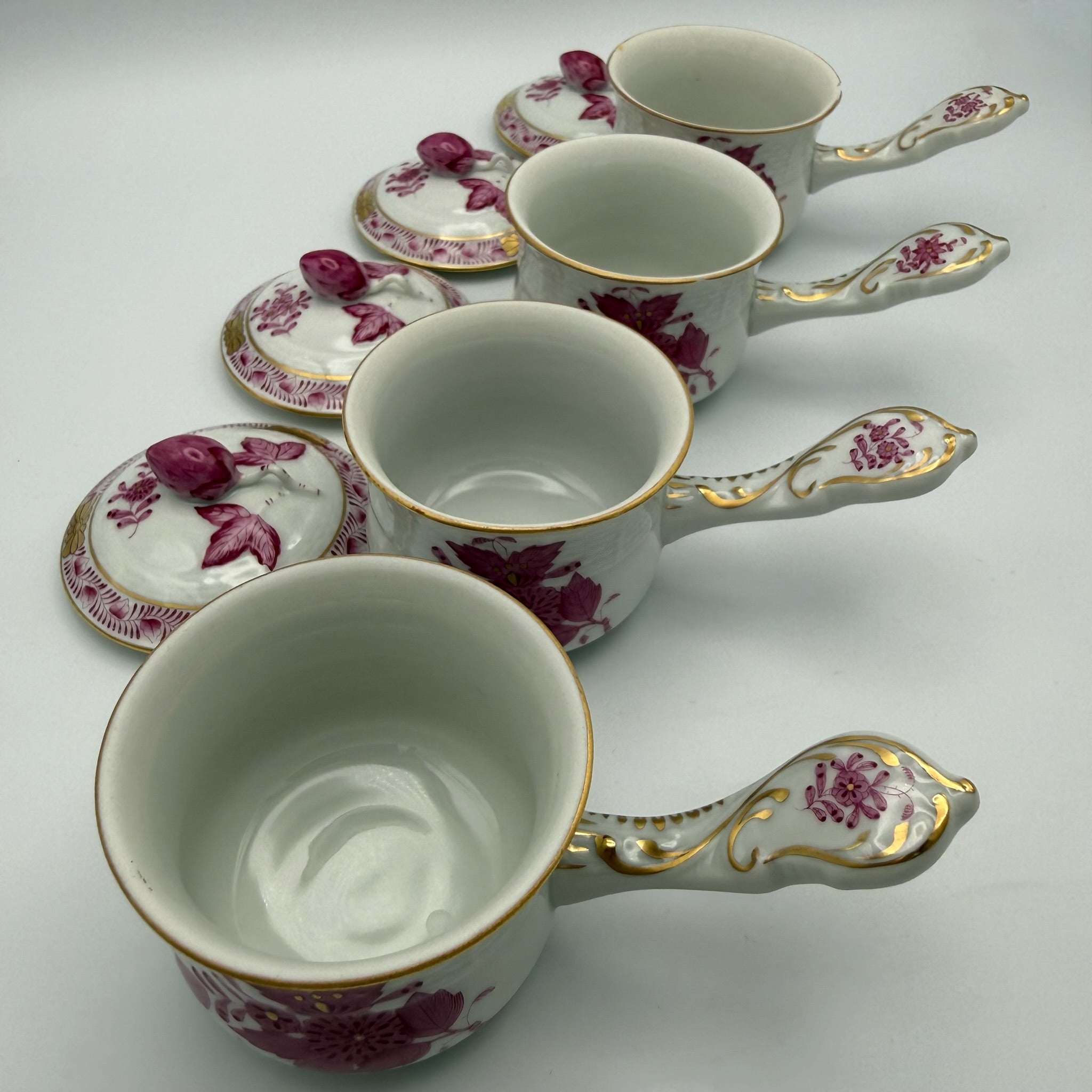 4er Set Herend Schokoladentassen mit Deckel I Apponyi Purpur I Handgemalt Rosenknauf Goldstaffage I Seltene Crème-Töpfen Herend