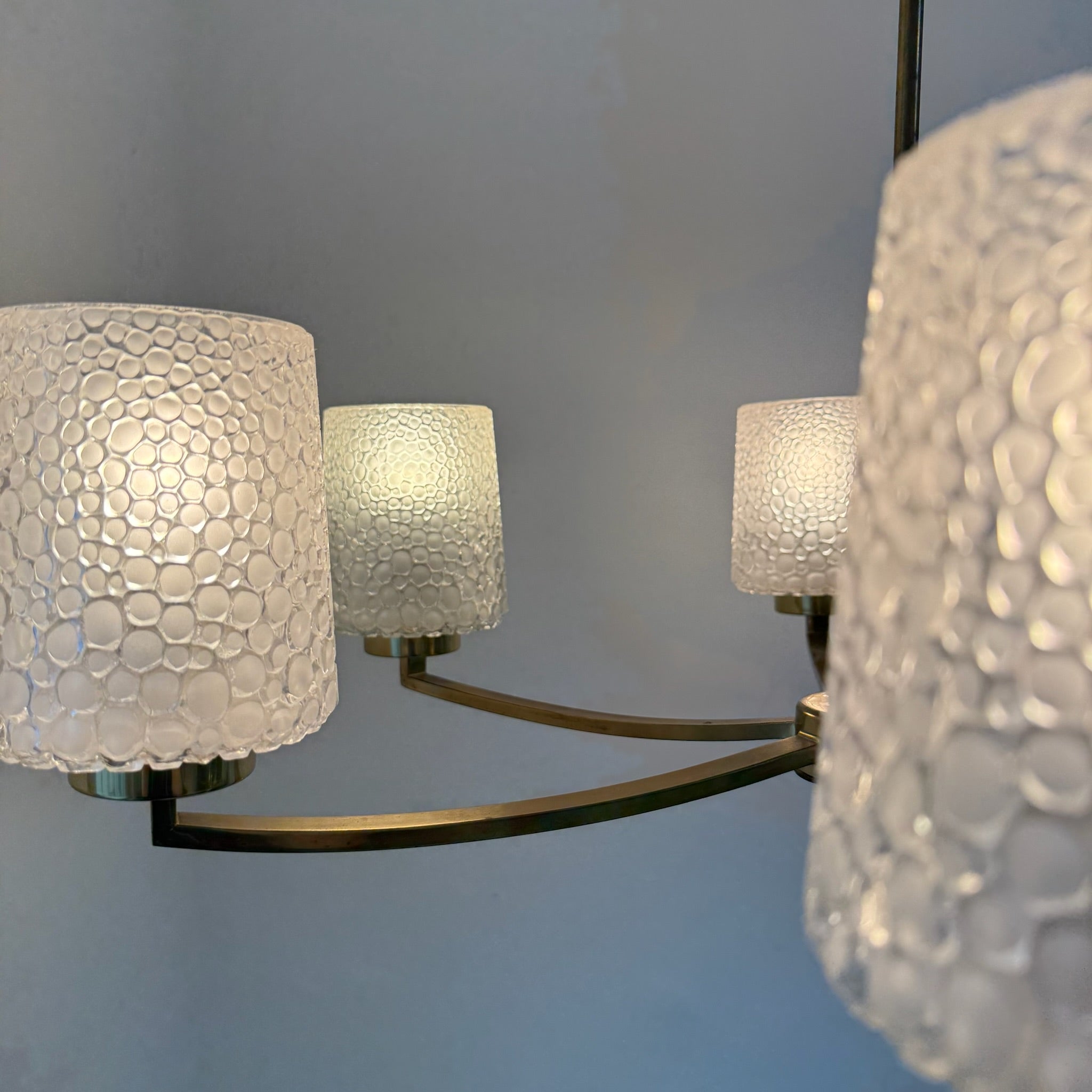 6-flammiger Mid-Century Messing Kronleuchter 1960er I Ikonische Bubble Glas Schirme I Satiniertes Noppenglas Deckenlampe 68 cm Showroom Ansbach