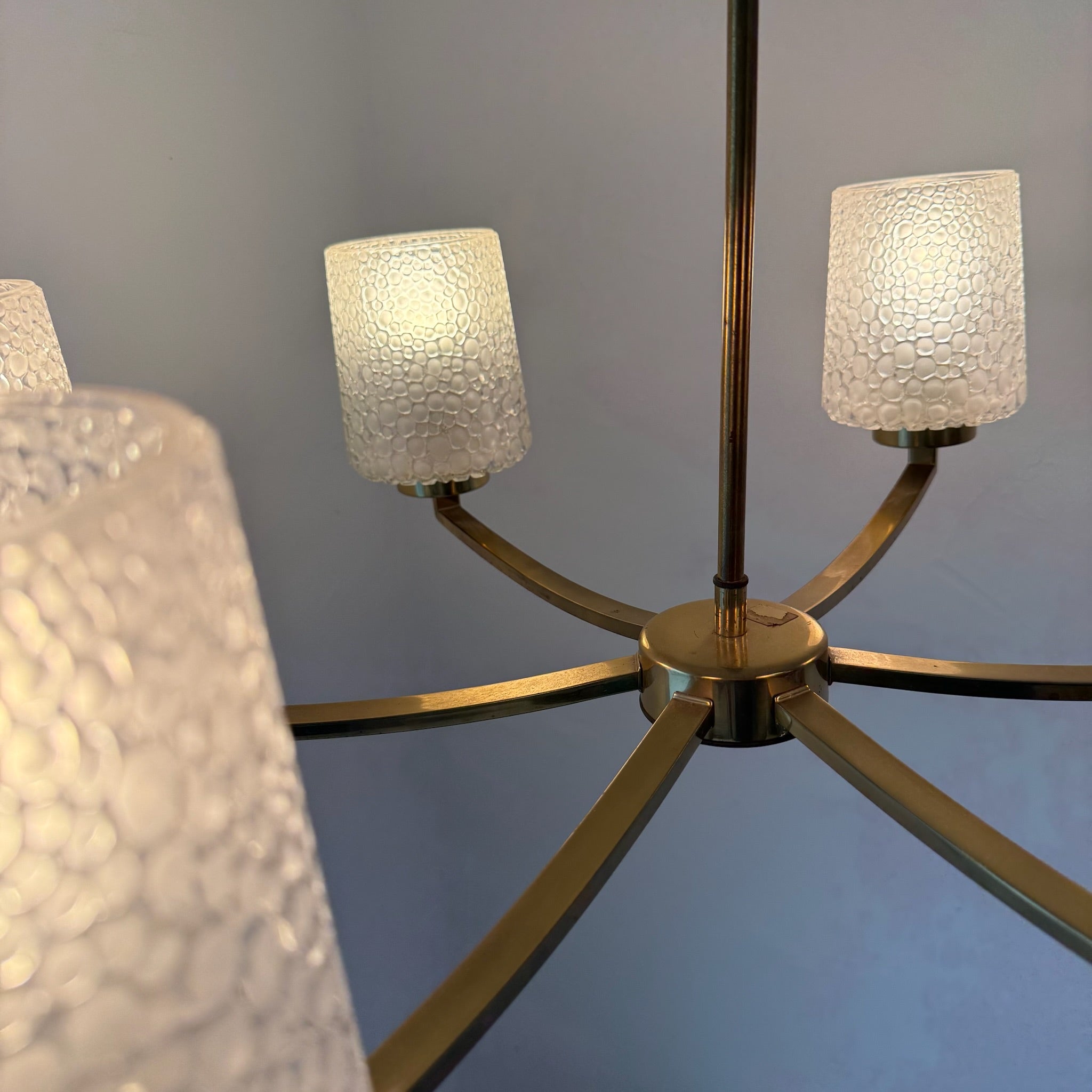 6-flammiger Mid-Century Messing Kronleuchter 1960er I Ikonische Bubble Glas Schirme I Satiniertes Noppenglas Deckenlampe 68 cm Showroom Ansbach