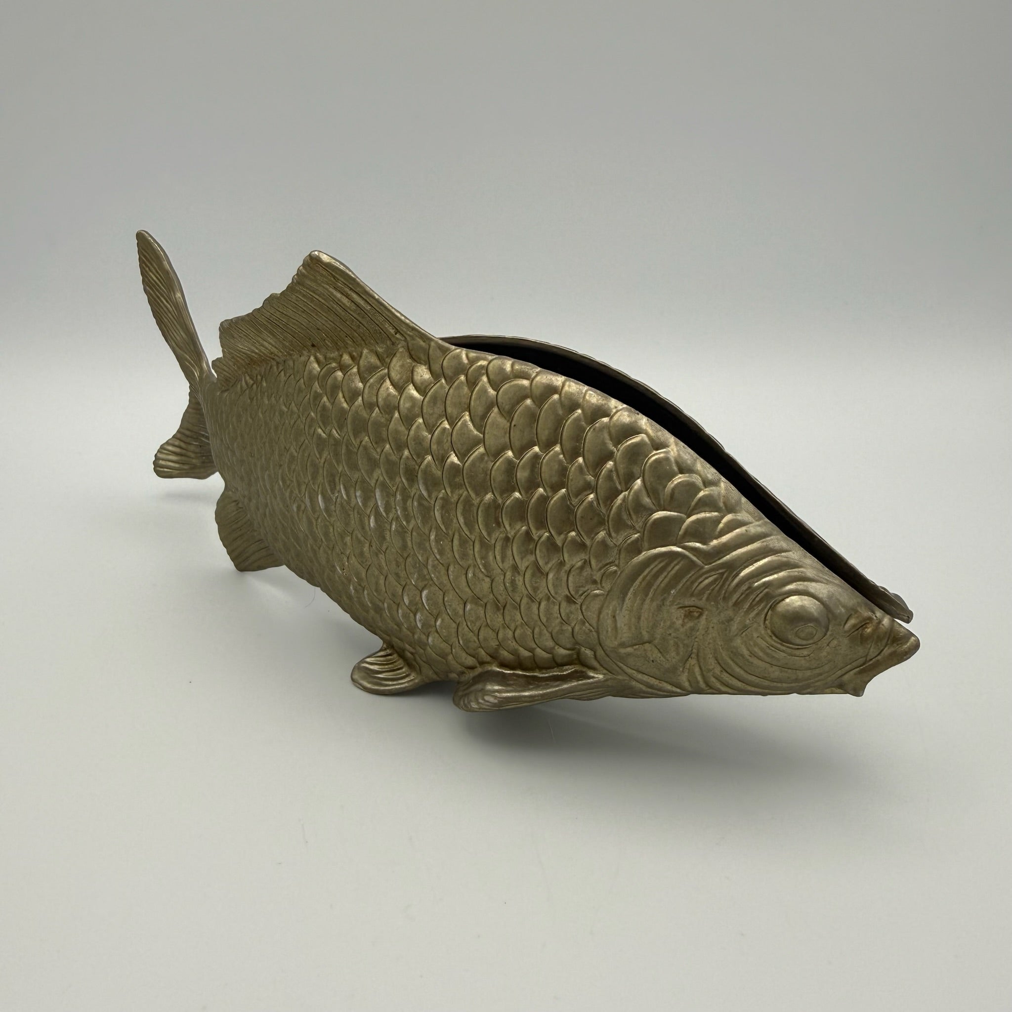 Italienischer Design Serviettenhalter Fisch I Hollywood Regency 1960er/70er I Modello Depositato Bicolor Silber & Messing Karpfen 23,4 cm Showroom Ansbach