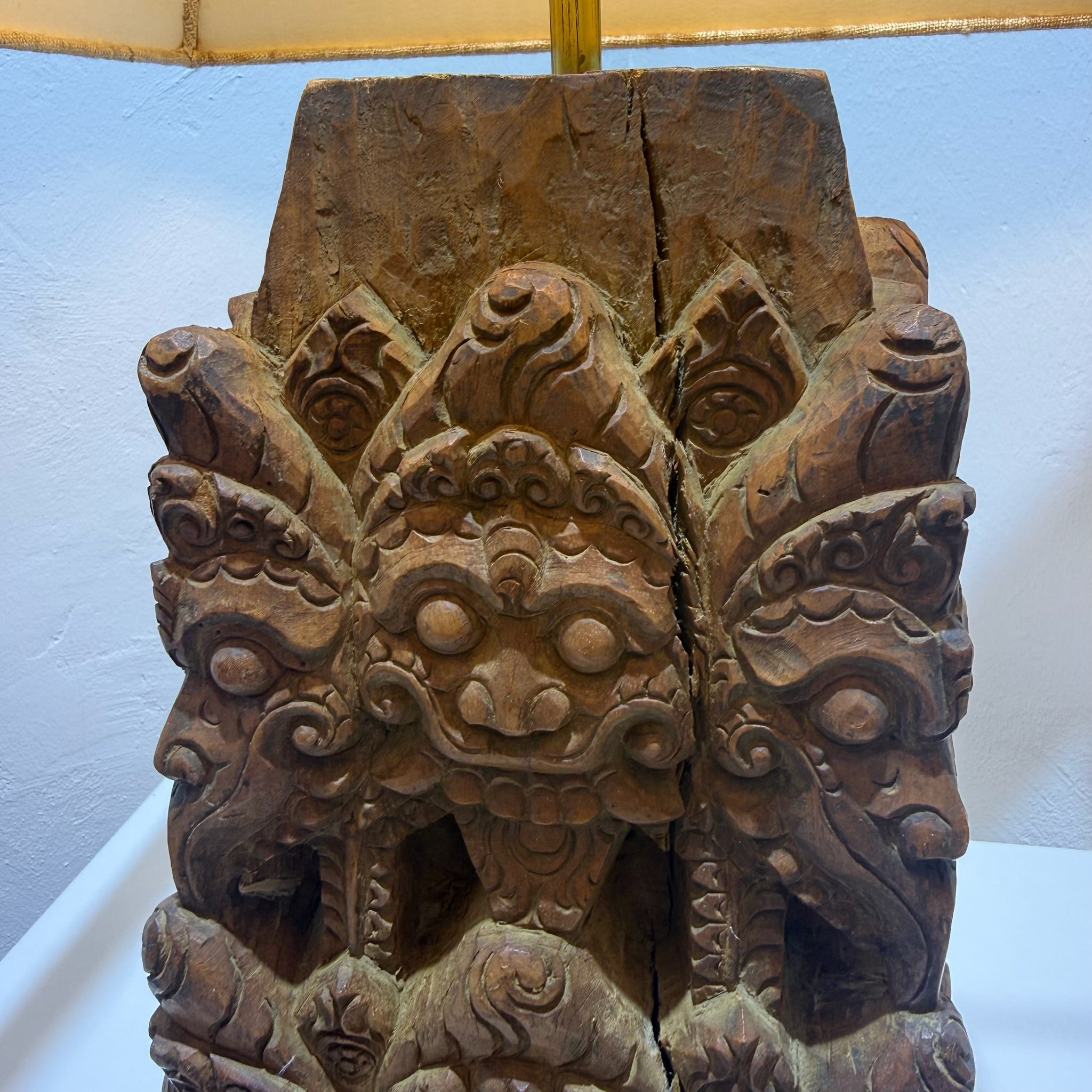 Große balinesische Tempellampe aus handgeschnitztem Hartholz – wahrscheinlich 19. Jahrhundert – monumentale Holzschnitzerei, 71 cm Showroom Ansbach