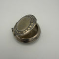 Antike Jugendstil Pillendose Alpacca I Kettenanhänger Dose I Guilloche & Rocaille um 1910 I 4,5 cm Showroom Ansbach