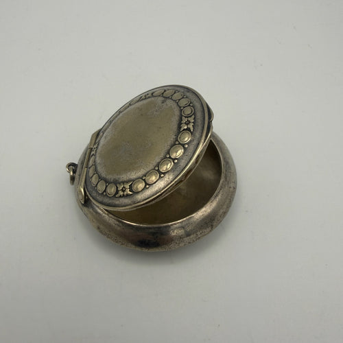 Antike Jugendstil Pillendose Alpacca I Kettenanhänger Dose I Guilloche & Rocaille um 1910 I 4,5 cm Showroom Ansbach