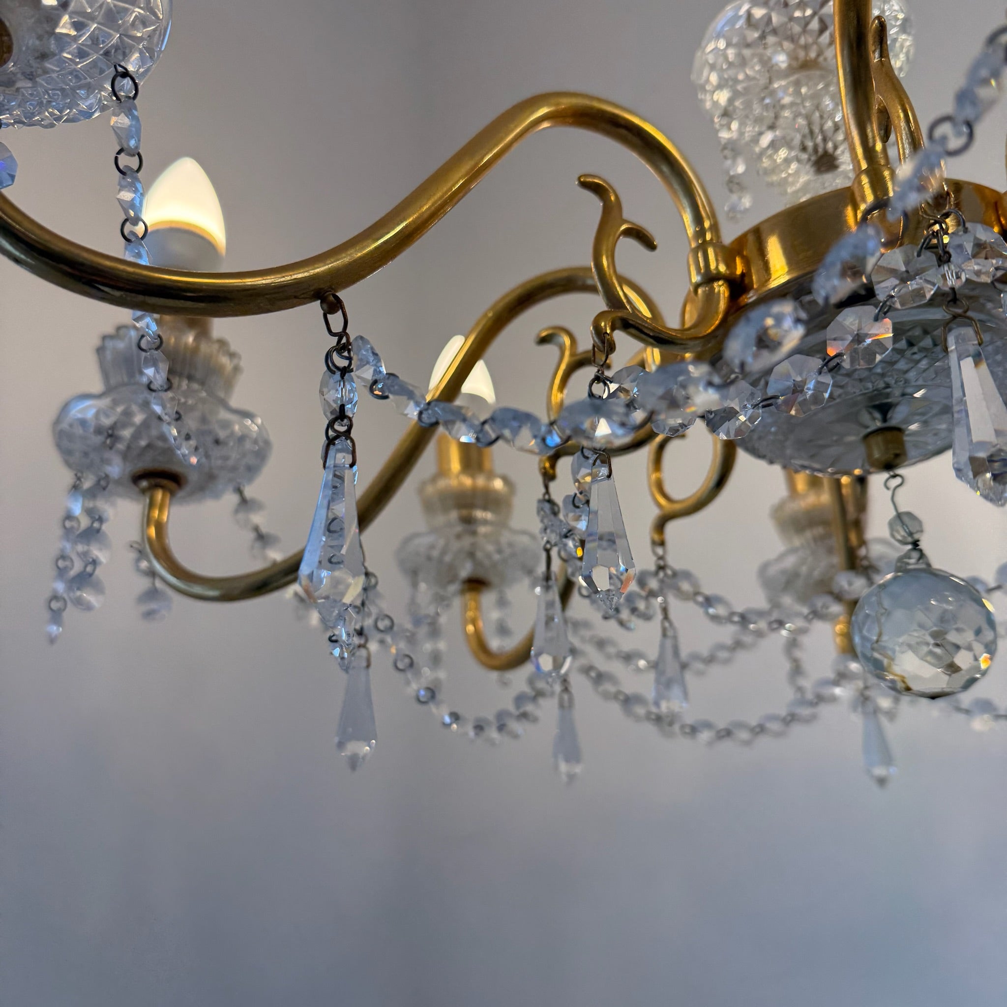 Prachtvoller 8-flammiger Kristall-Kronleuchter um 1960 I 14 Karat Echtgold-Vergoldung I Schweres Bleikristall Prunk-Chandelier 74 cm Showroom Ansbach