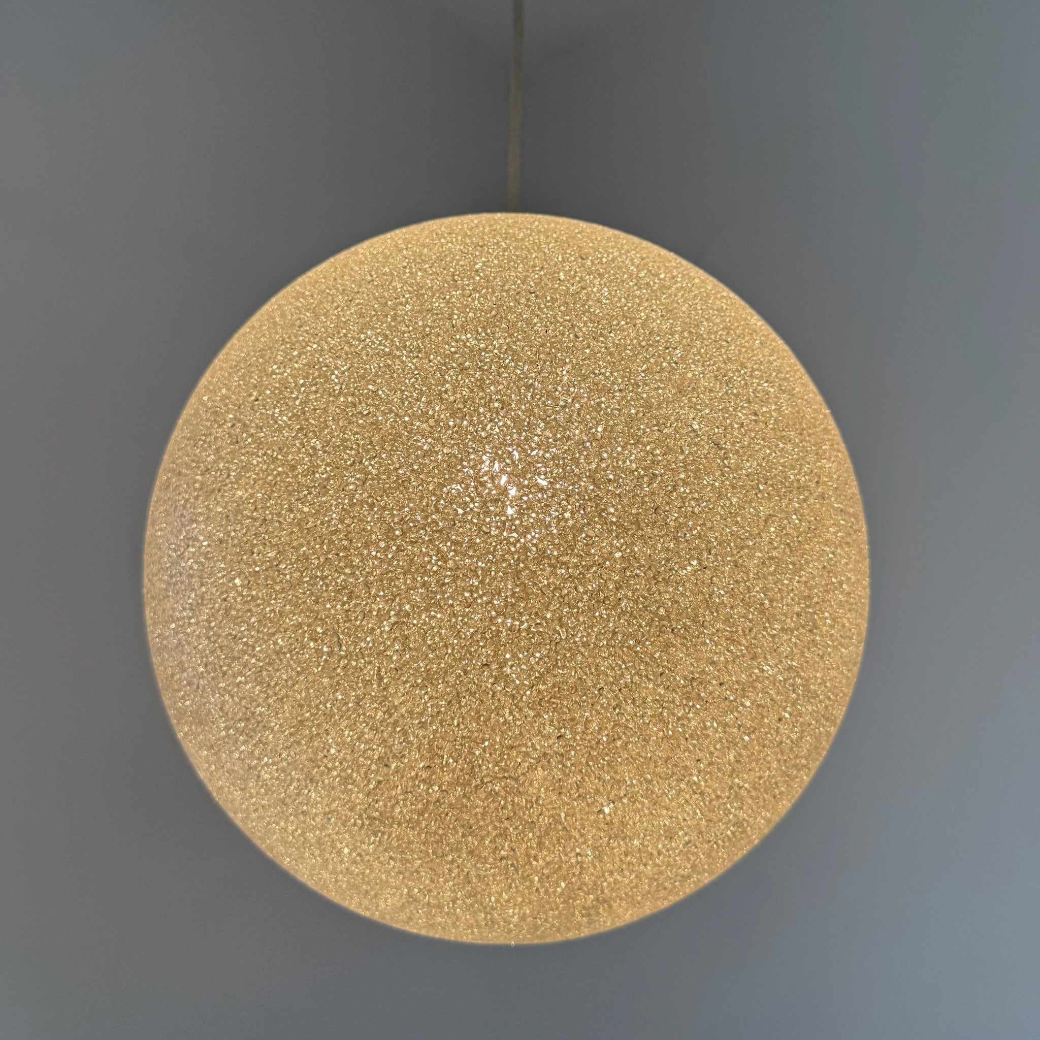Ikonische 70er Jahre Granulat Kugellampe I Funkelnde Acryl-Prismen Hängelampe I Mid-Century Space Age Pendelleuchte 30 cm Showroom Ansbach