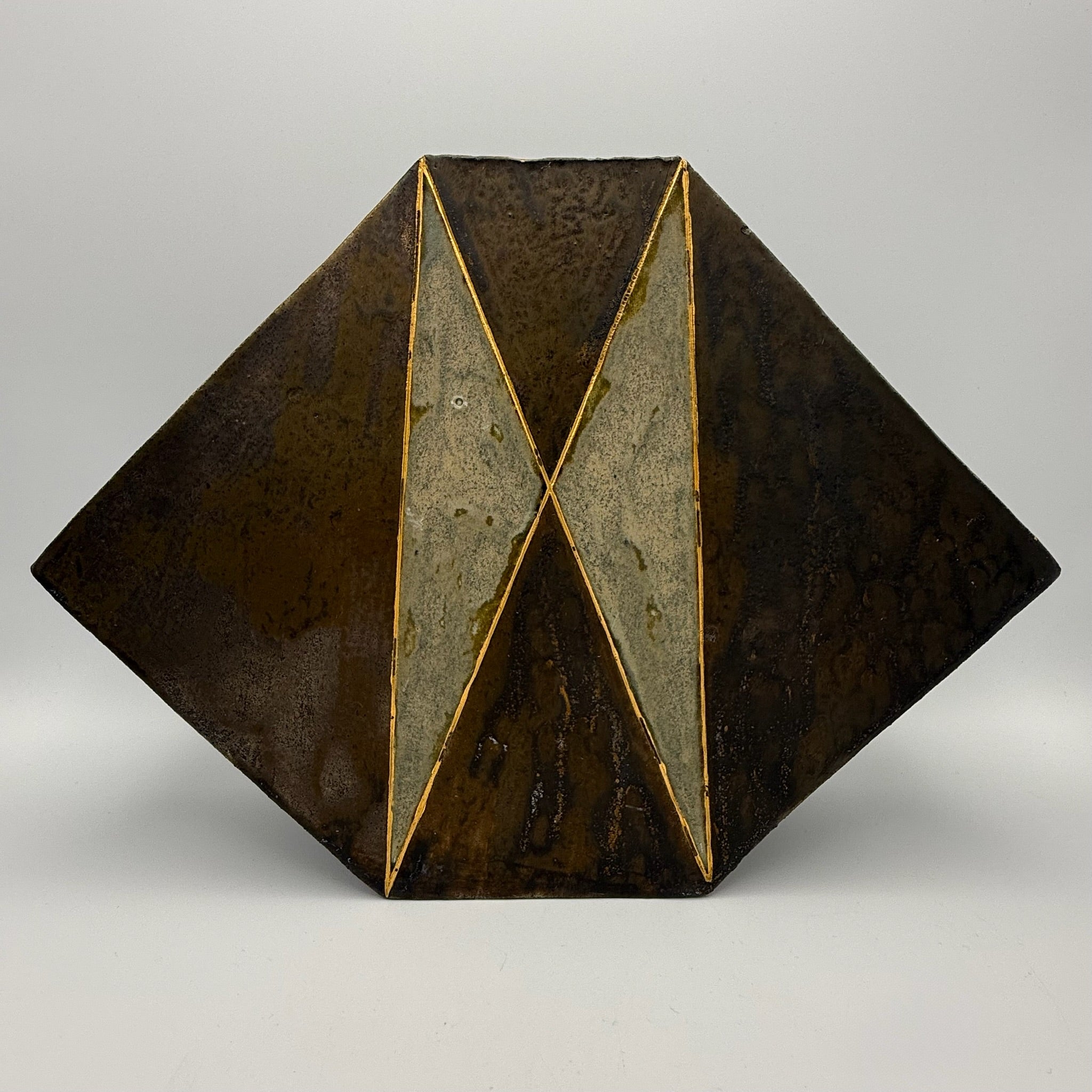 Karlsruher Majolika Art Déco Prunkvase 2193 I Geometrische Diamantform I Goldstaffage 1930er I Sammlerstück 28 cm Karlsruher Majolka