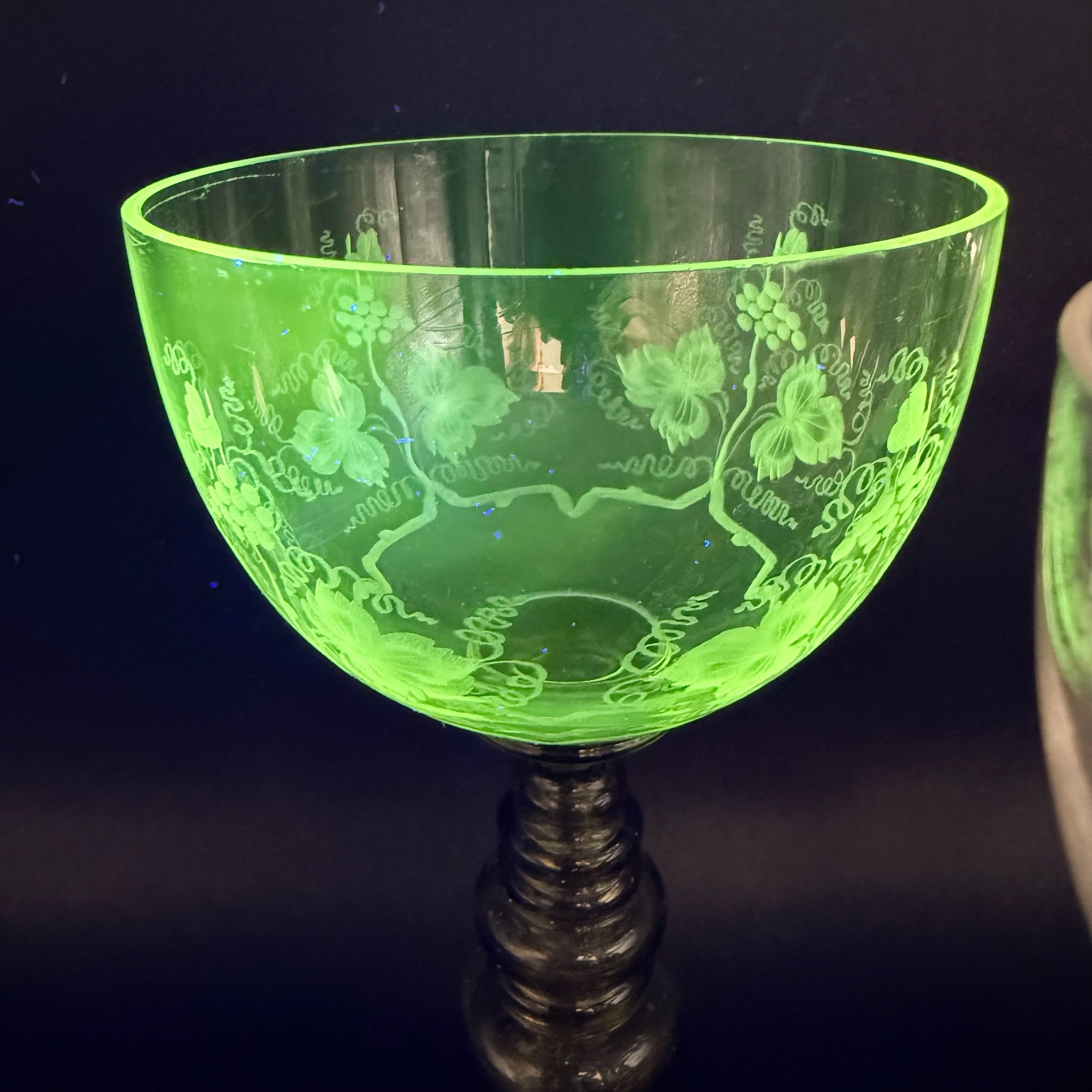3 Uranglas Römergläser mit Weinlaub Gravur | Uranium Glass | Grüner Nodus-Schaft | Vintage Weingläser | 18 cm Showroom Ansbach