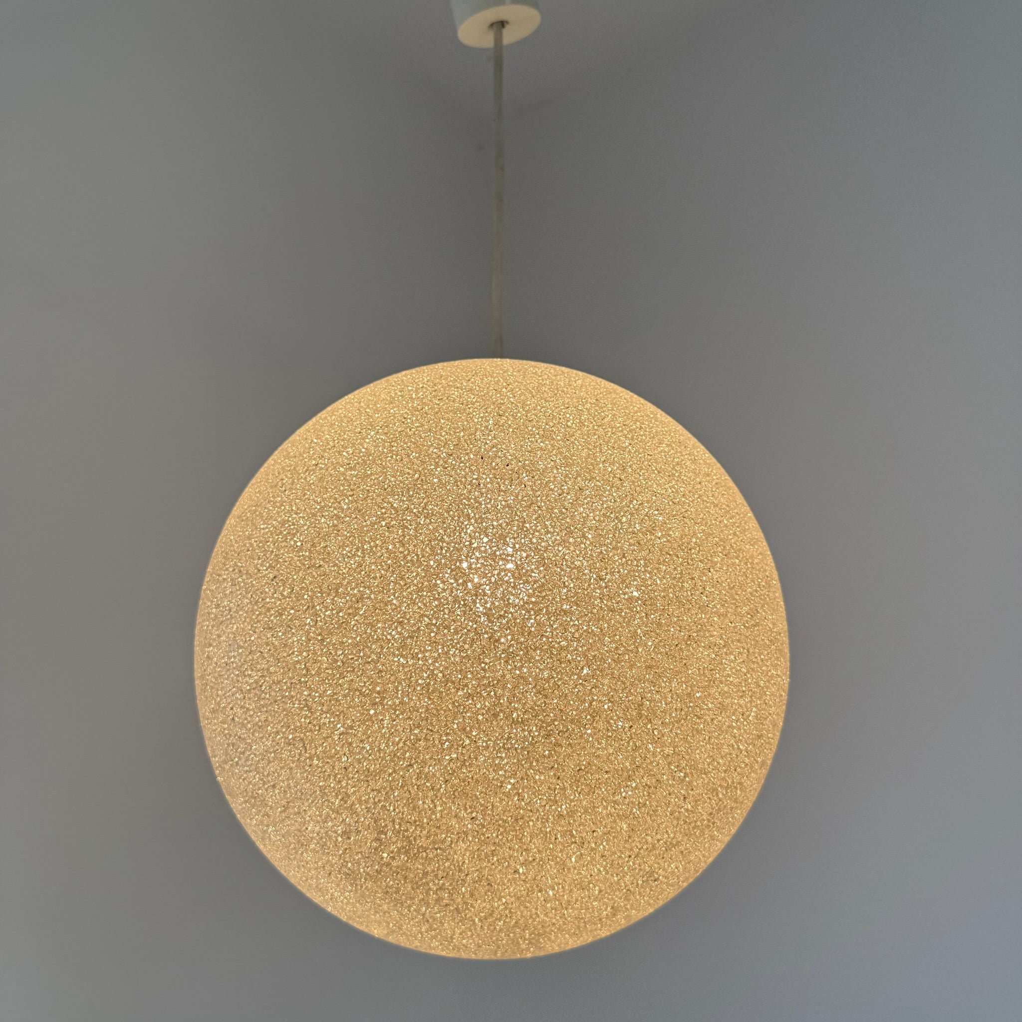 Ikonische 70er Jahre Granulat Kugellampe I Funkelnde Acryl-Prismen Hängelampe I Mid-Century Space Age Pendelleuchte 30 cm Showroom Ansbach