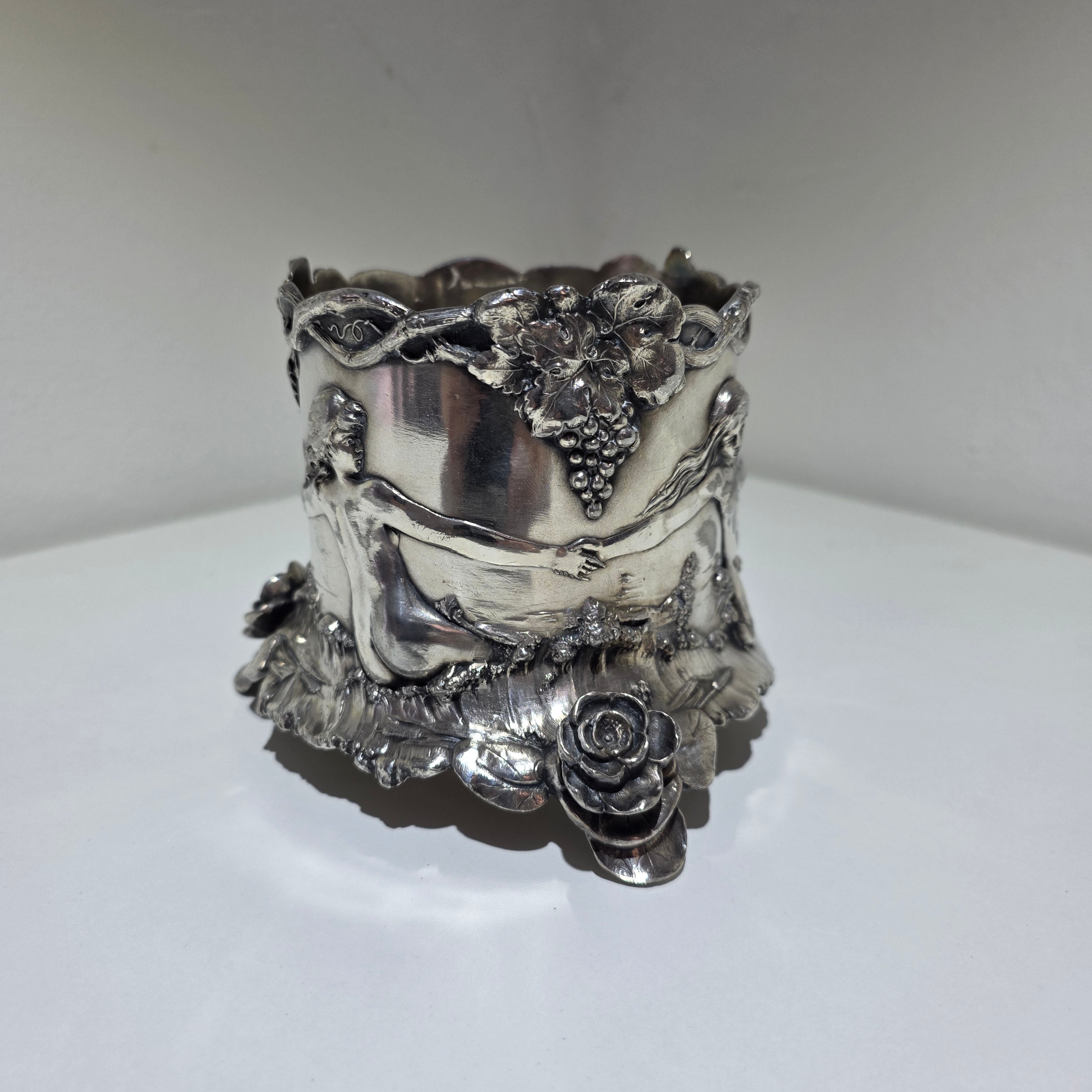 WMF Jugendstil Flaschenhalter versilbert I/O as Art Nouveau Weinlaub um 1900 Showroom Ansbach