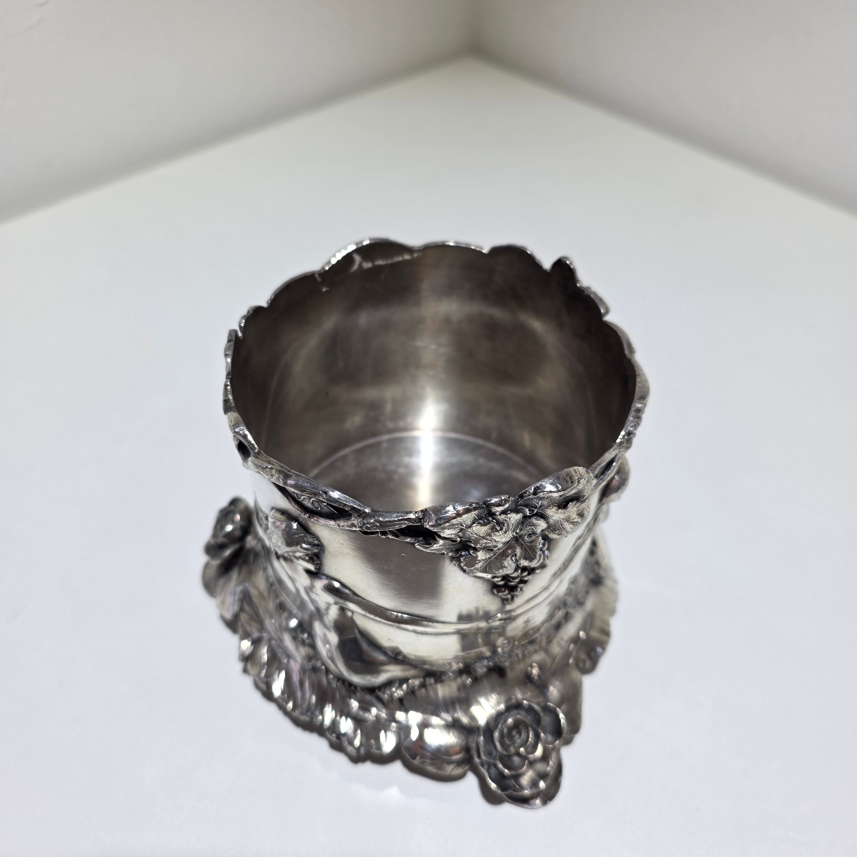 WMF Jugendstil Flaschenhalter versilbert I/O as Art Nouveau Weinlaub um 1900 Showroom Ansbach