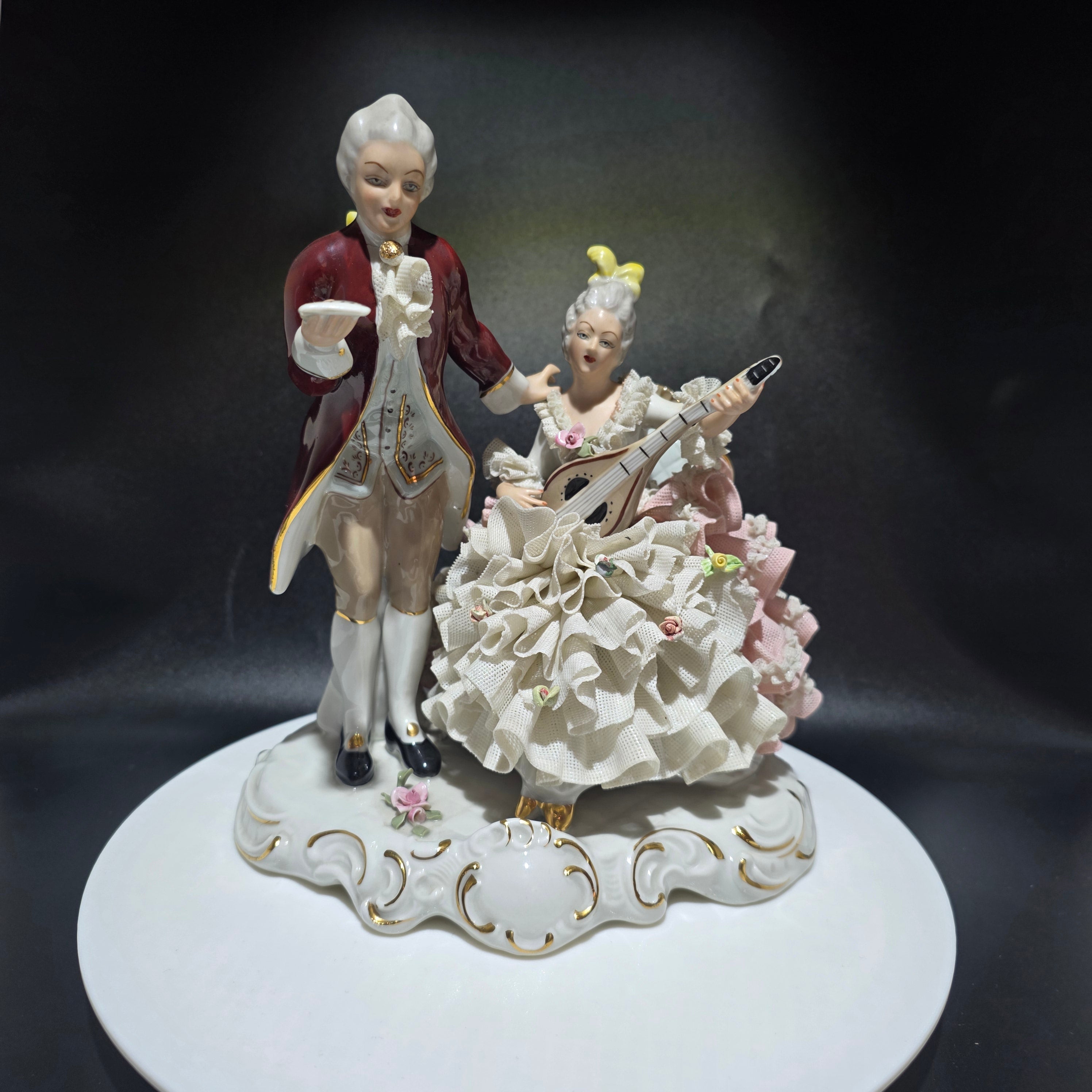 Große Dresdner Spitzenporzellan Figurengruppe Rokoko Paar mit Laute Porzellanfigur 21 cm Showroom Ansbach