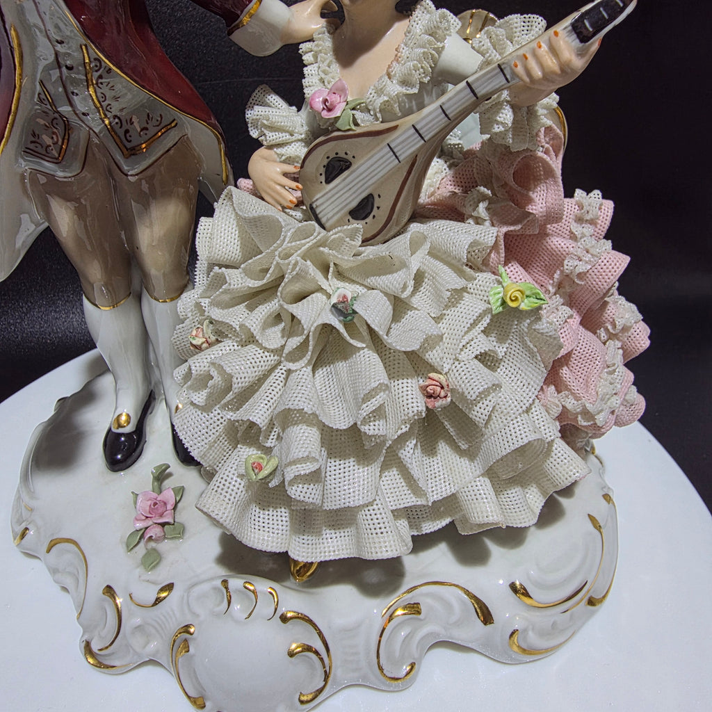 Große Dresdner Spitzenporzellan Figurengruppe Rokoko Paar mit Laute Porzellanfigur 21 cm Showroom Ansbach