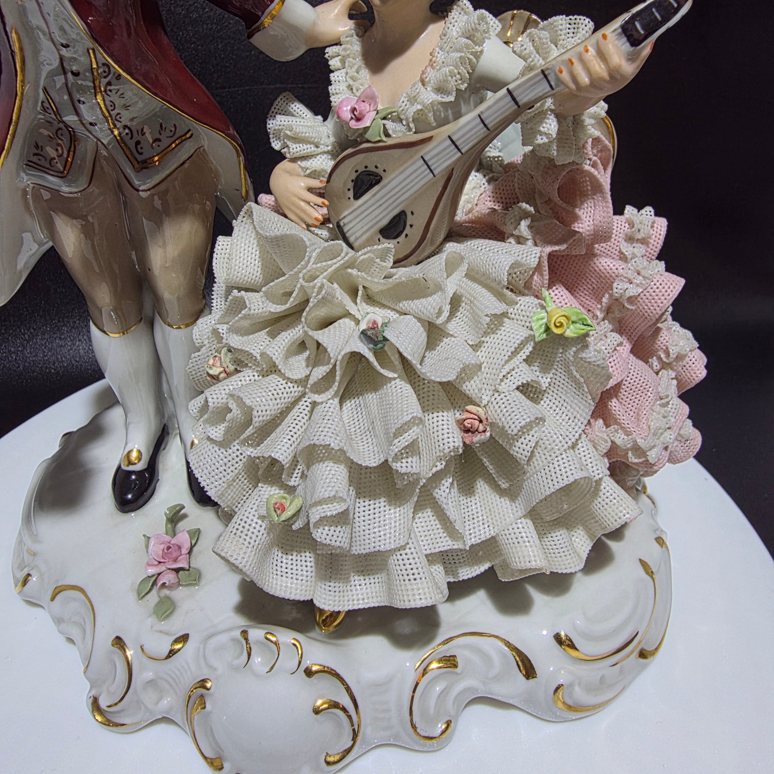 Große Dresdner Spitzenporzellan Figurengruppe Rokoko Paar mit Laute Porzellanfigur 21 cm Showroom Ansbach