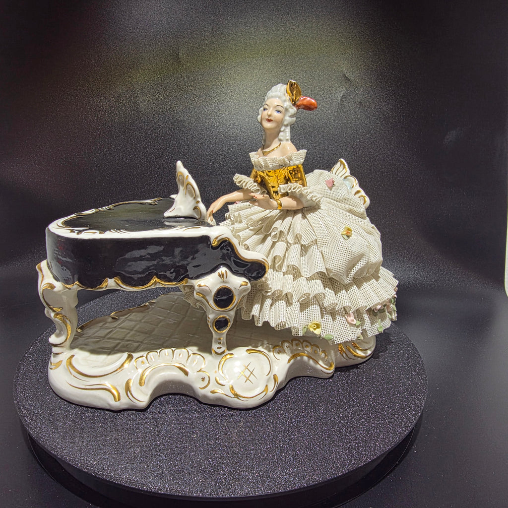 Große Dresden Porzellan Spitzenfigur Dame am Konzertflügel Rokoko Figur 16 cm Showroom Ansbach