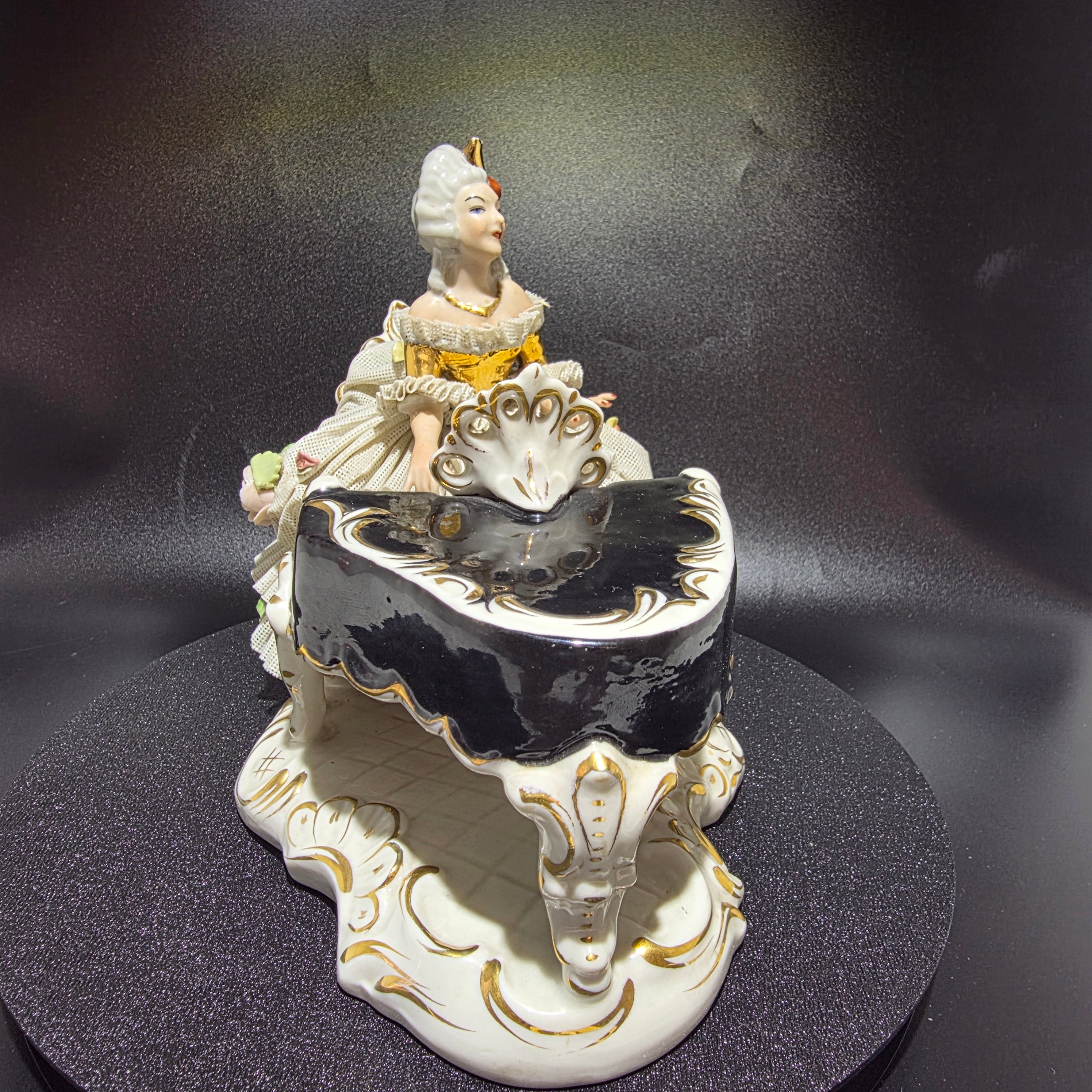 Große Dresden Porzellan Spitzenfigur Dame am Konzertflügel Rokoko Figur 16 cm Showroom Ansbach