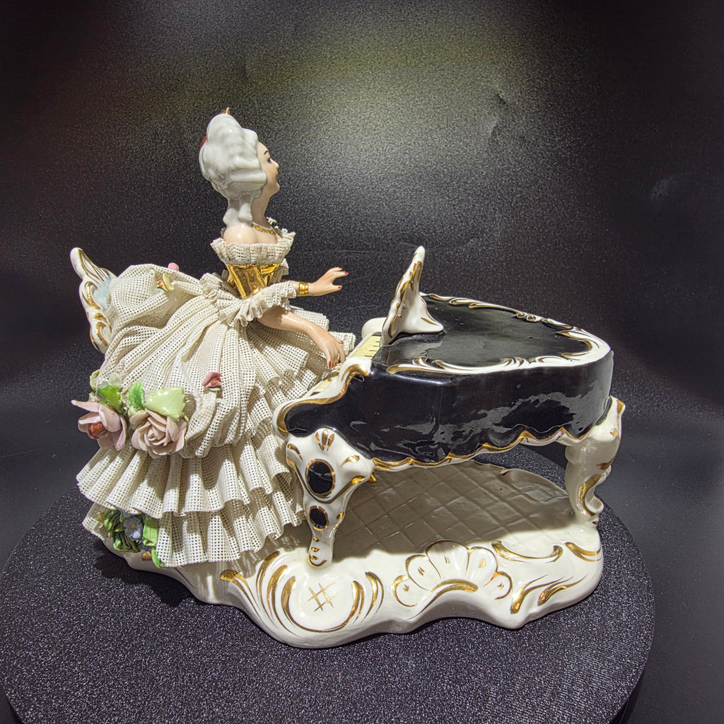 Große Dresden Porzellan Spitzenfigur Dame am Konzertflügel Rokoko Figur 16 cm Showroom Ansbach