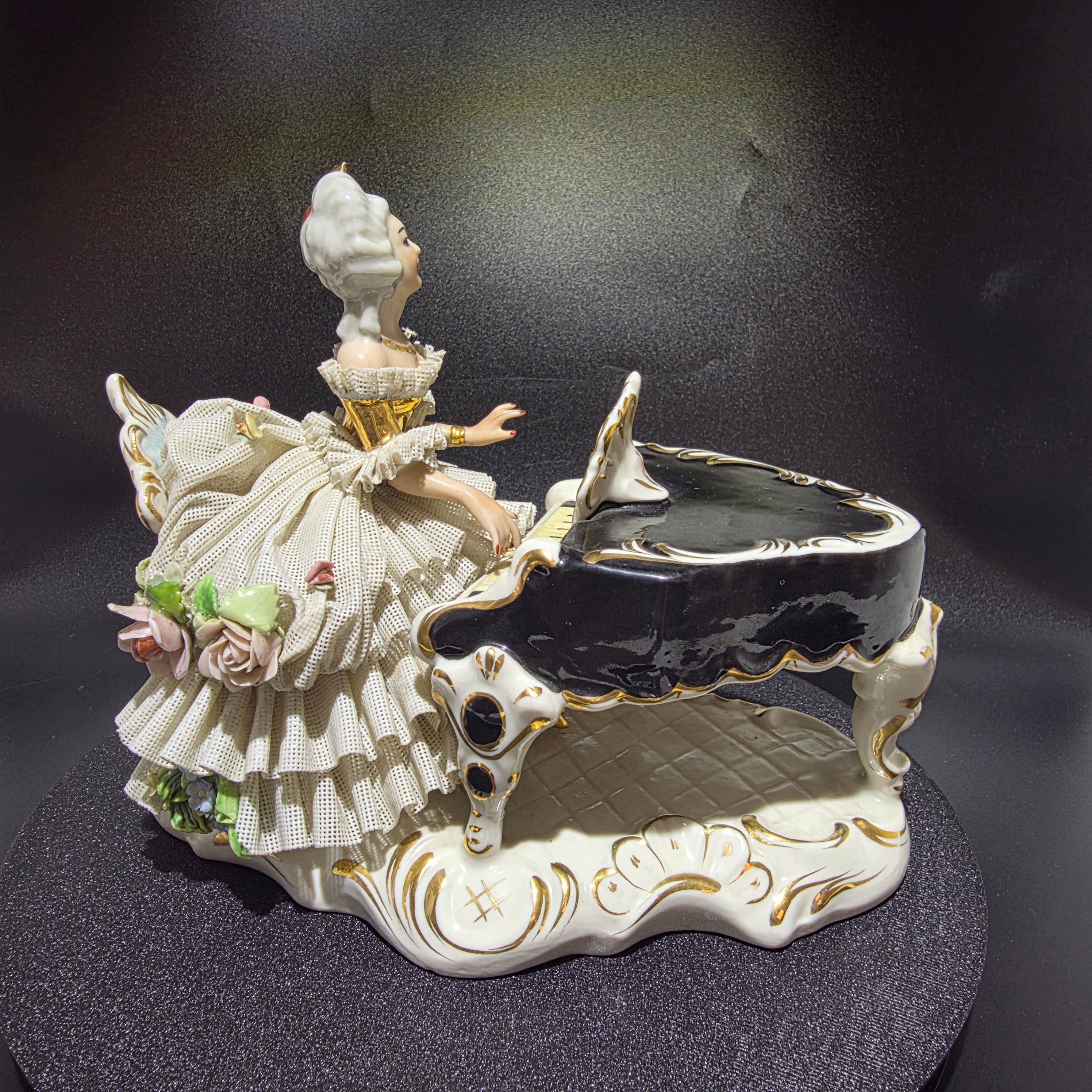 Große Dresden Porzellan Spitzenfigur Dame am Konzertflügel Rokoko Figur 16 cm Showroom Ansbach