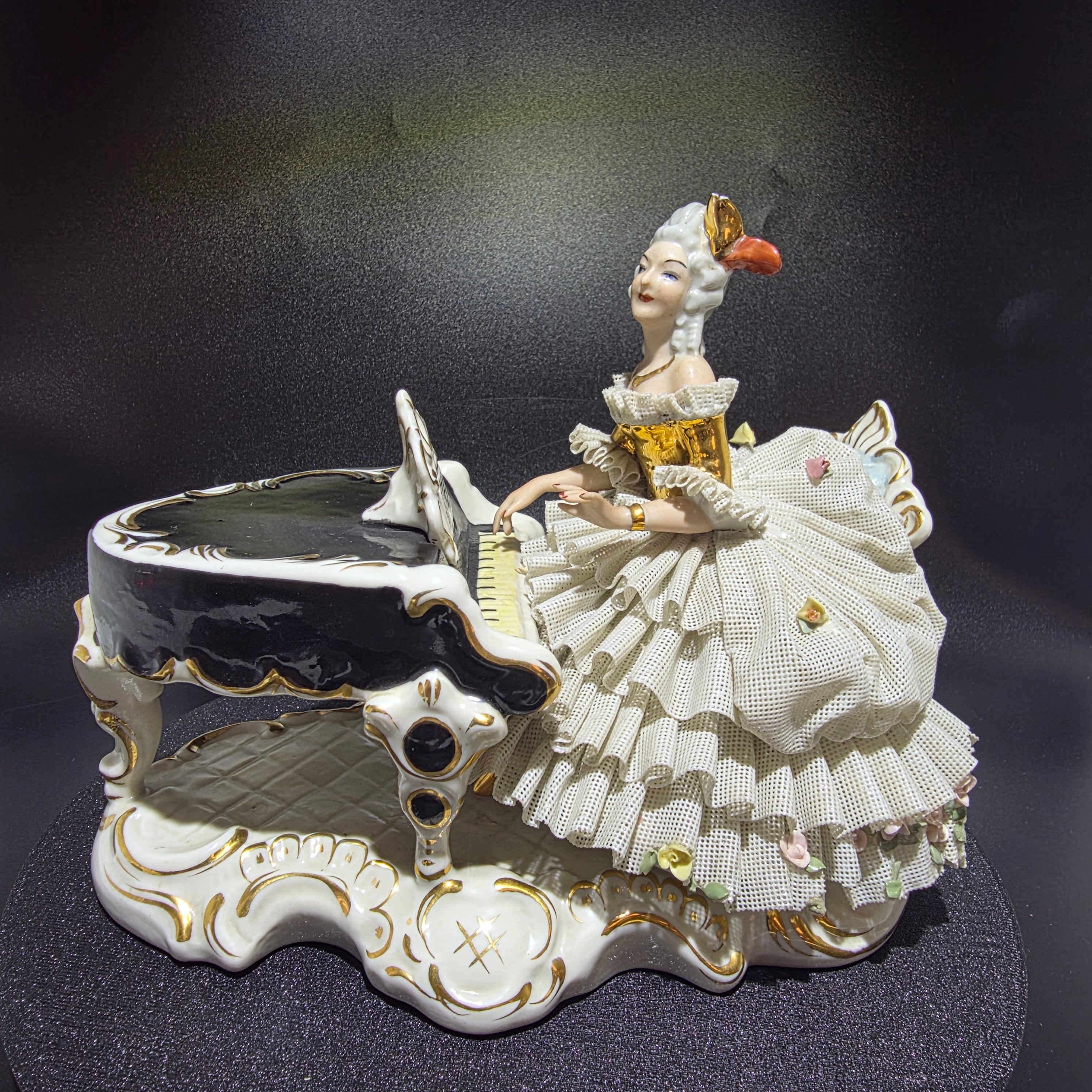 Große Dresden Porzellan Spitzenfigur Dame am Konzertflügel Rokoko Figur 16 cm Showroom Ansbach