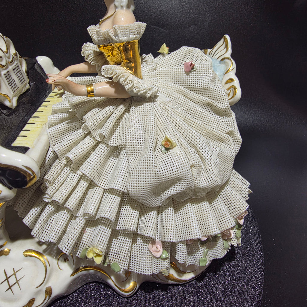 Große Dresden Porzellan Spitzenfigur Dame am Konzertflügel Rokoko Figur 16 cm Showroom Ansbach