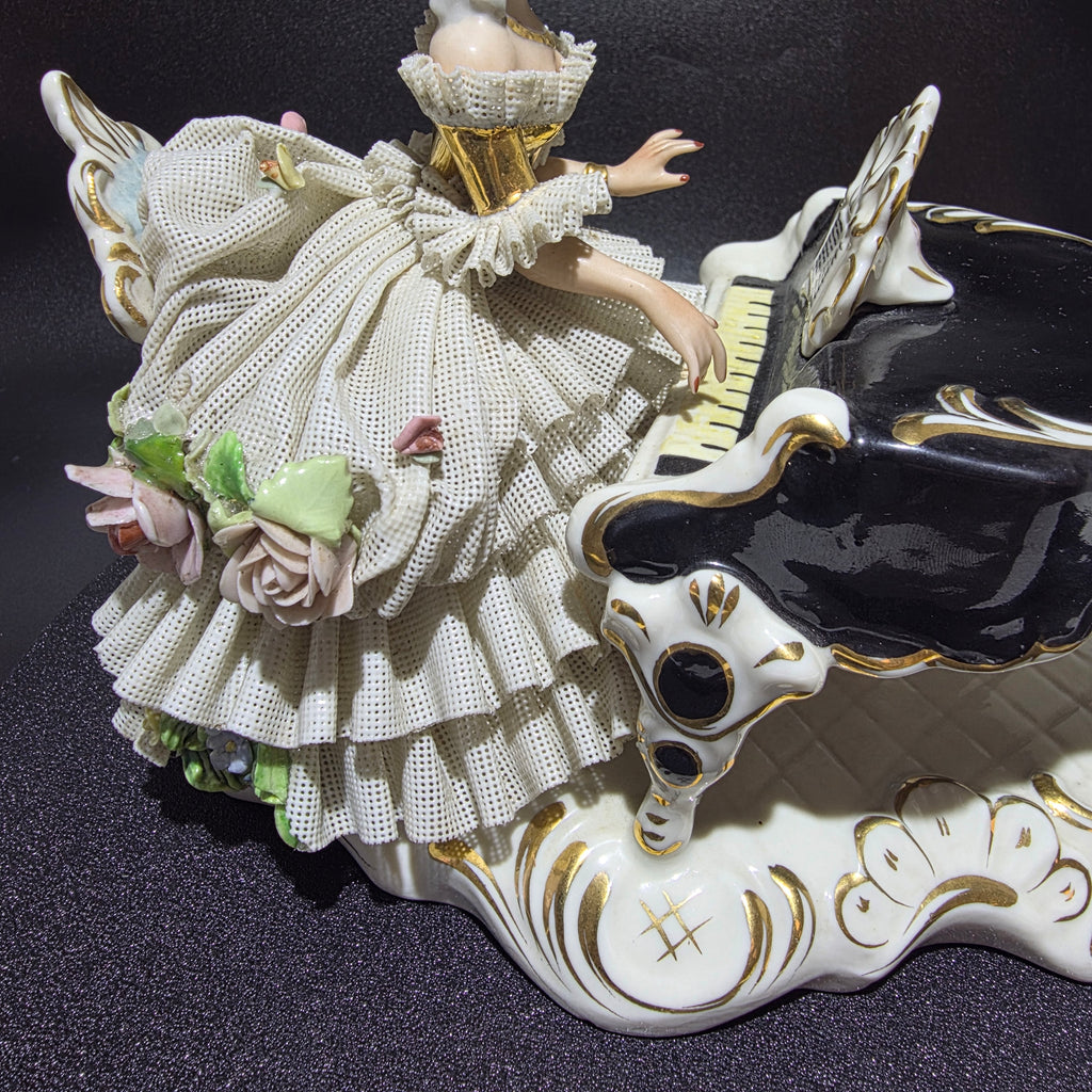 Große Dresden Porzellan Spitzenfigur Dame am Konzertflügel Rokoko Figur 16 cm Showroom Ansbach