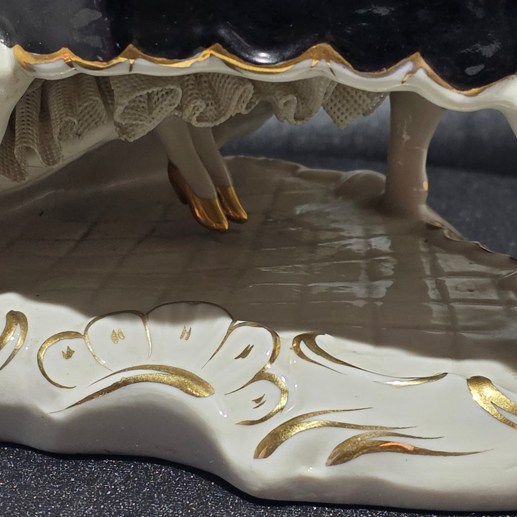 Große Dresden Porzellan Spitzenfigur Dame am Konzertflügel Rokoko Figur 16 cm Showroom Ansbach