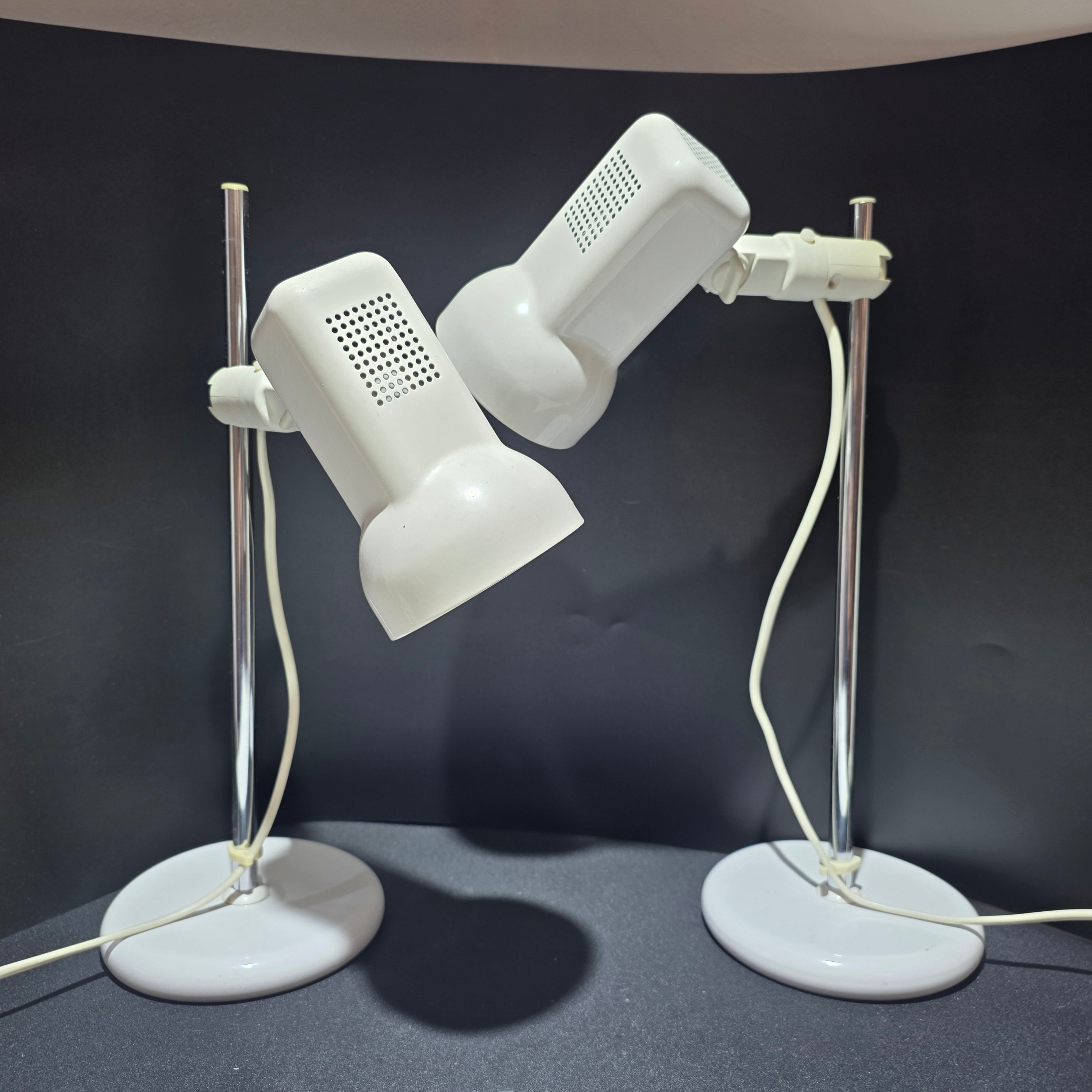 STAFF Leuchten Paar Tischlampen 1970er Space Age Weiß Chrom Design Klassiker Showroom Ansbach
