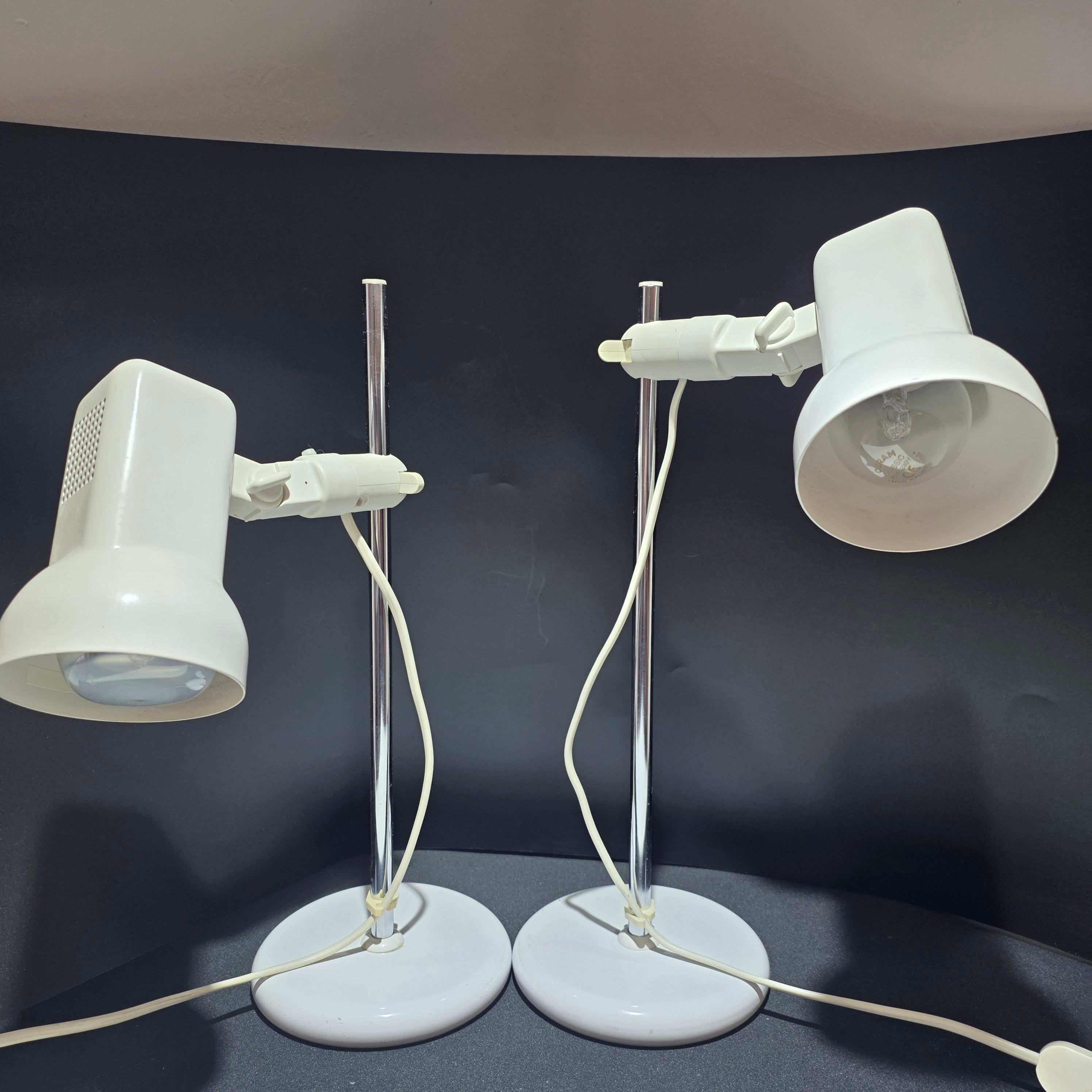 STAFF Leuchten Paar Tischlampen 1970er Space Age Weiß Chrom Design Klassiker Showroom Ansbach