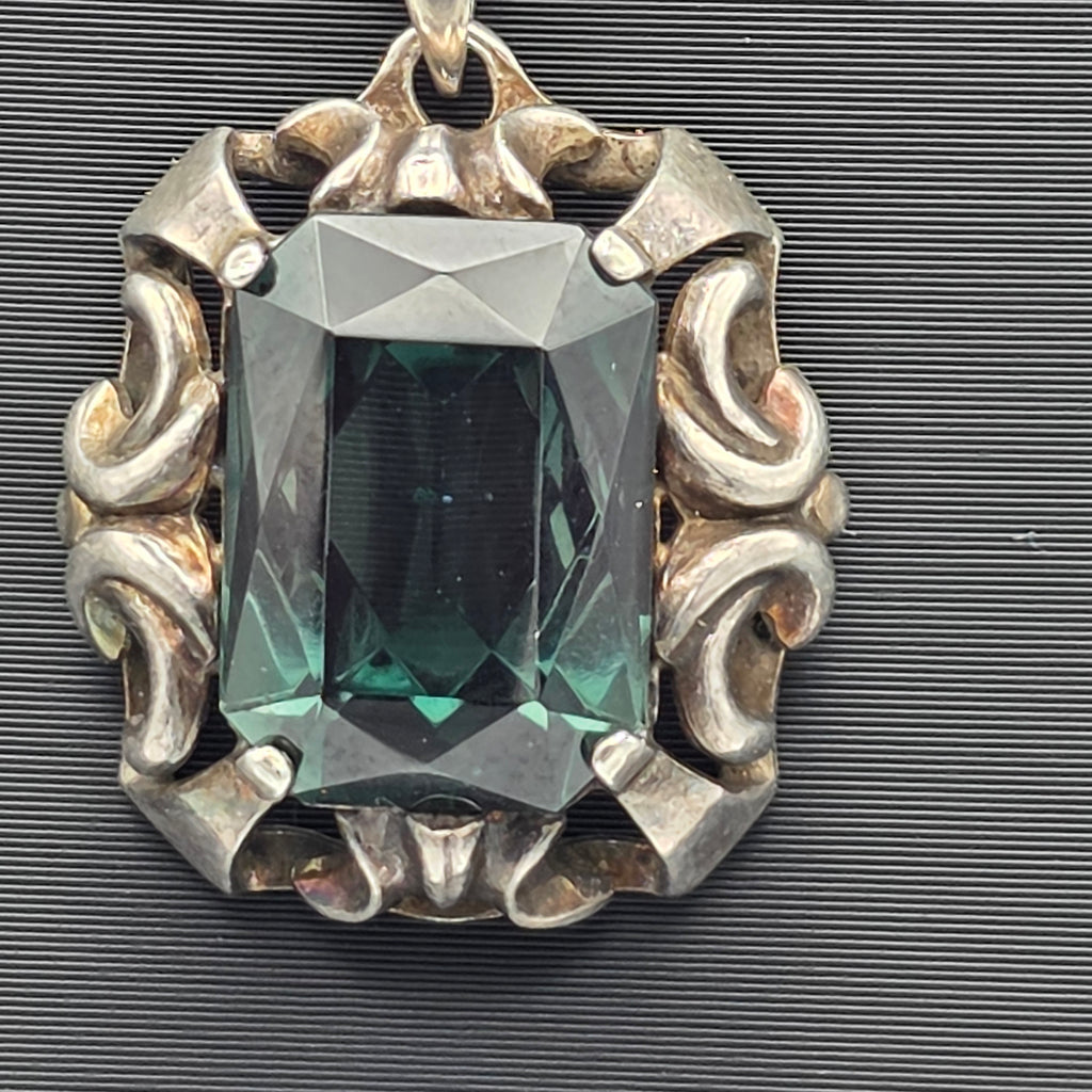 835 Silber Halskette mit großem grünem Stein Anhänger Art Déco Stil 61 cm 9 g Showroom Ansbach