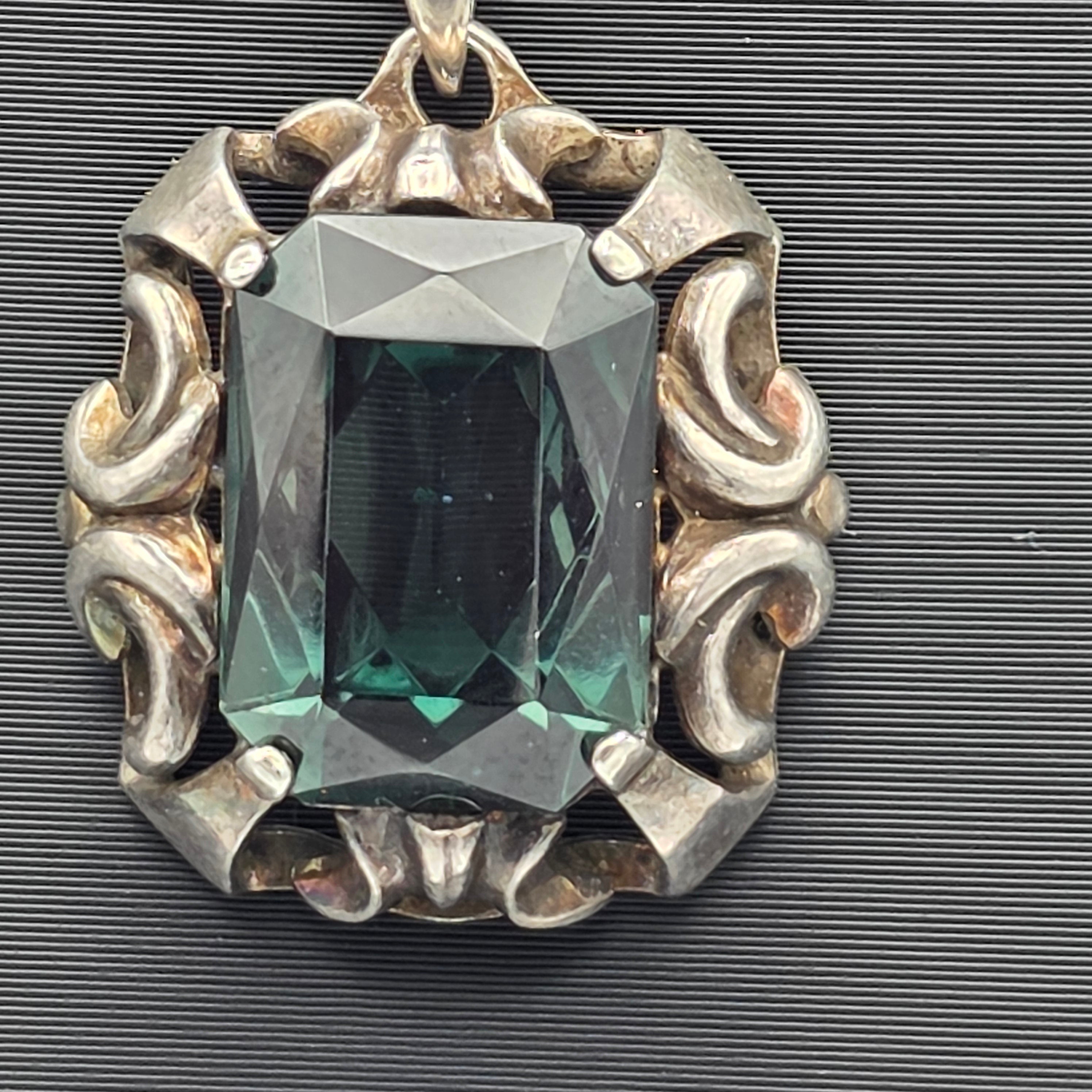 835 Silber Halskette mit großem grünem Stein Anhänger Art Déco Stil 61 cm 9 g Showroom Ansbach