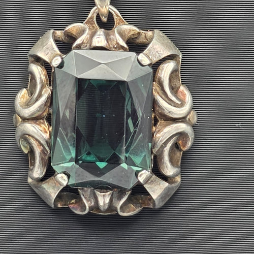 835 Silber Halskette mit großem grünem Stein Anhänger Art Déco Stil 61 cm 9 g Showroom Ansbach