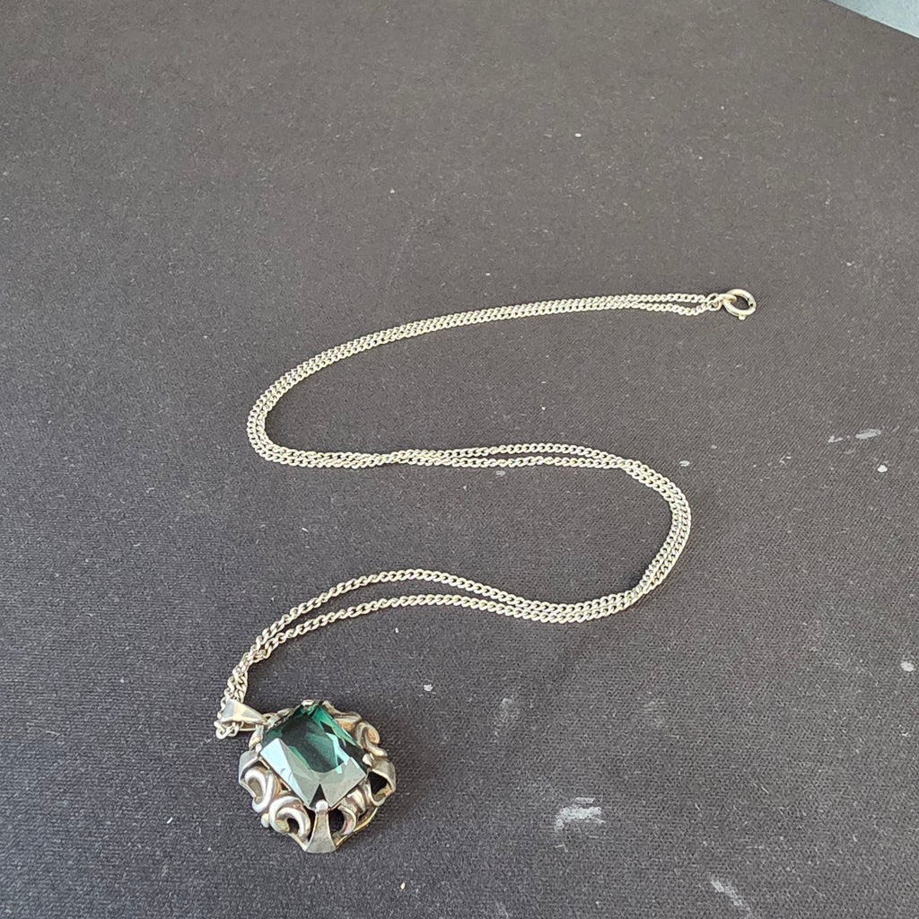 835 Silber Halskette mit großem grünem Stein Anhänger Art Déco Stil 61 cm 9 g Showroom Ansbach