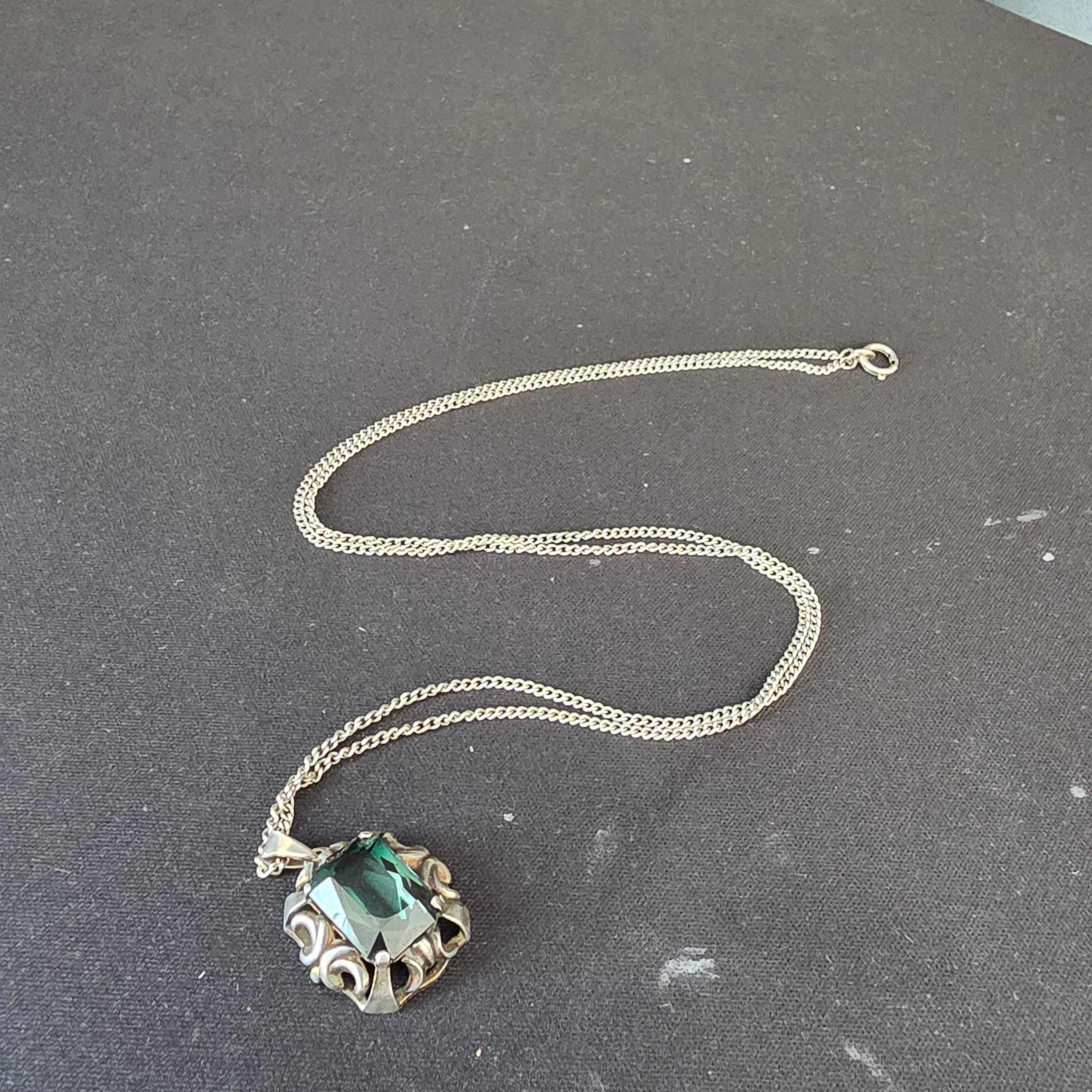 835 Silber Halskette mit großem grünem Stein Anhänger Art Déco Stil 61 cm 9 g Showroom Ansbach