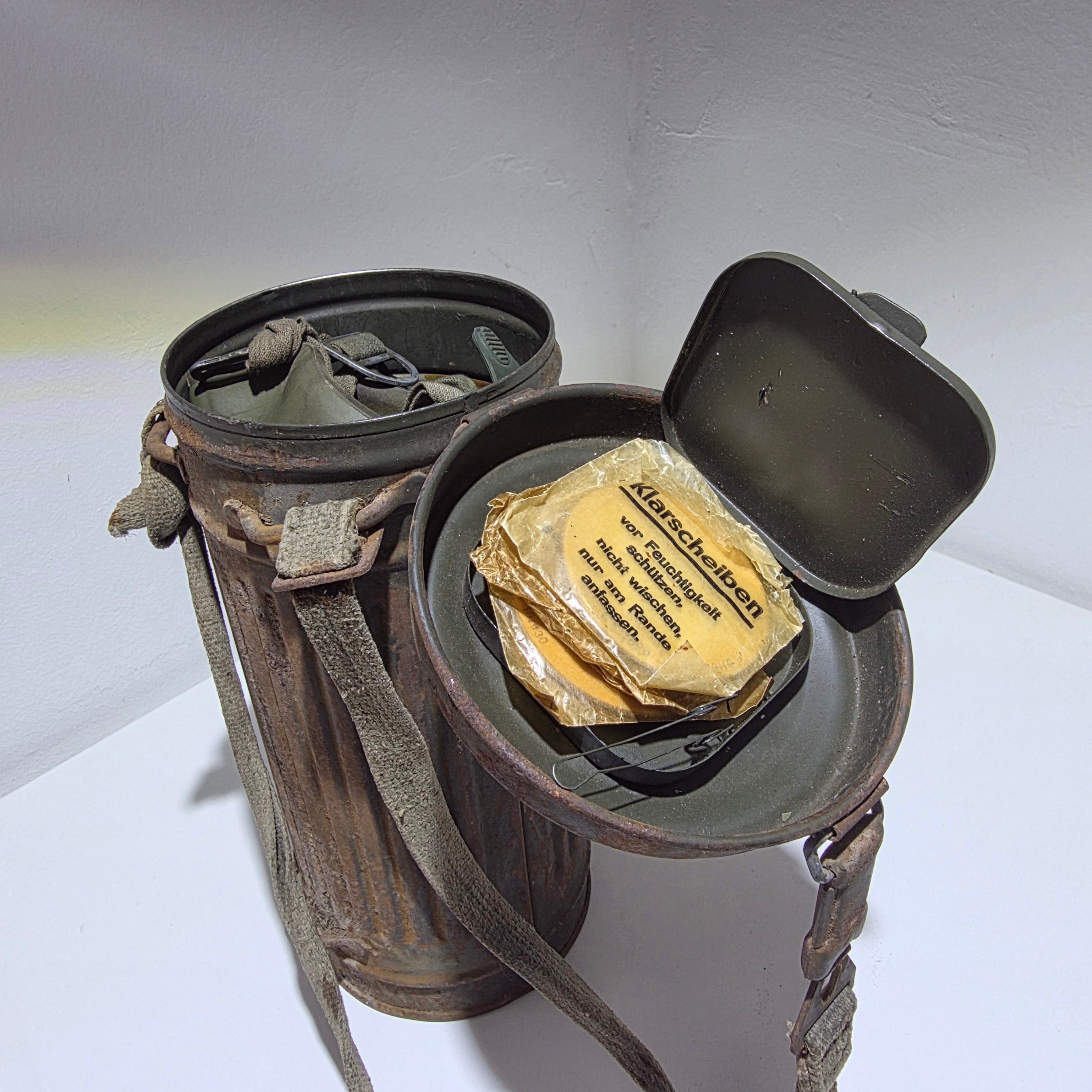 Wehrmacht Gasmaske 2. WK mit Gasmaskendose Filter Klarscheiben Showroom Ansbach