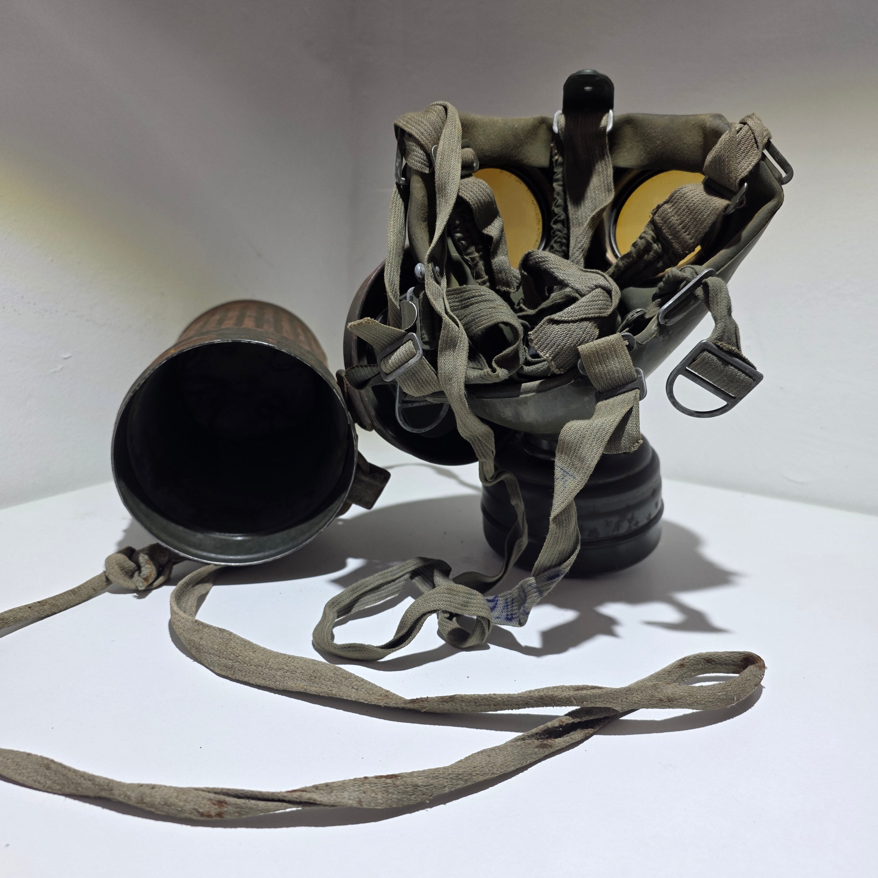 Wehrmacht Gasmaske 2. WK mit Gasmaskendose Filter Klarscheiben Showroom Ansbach