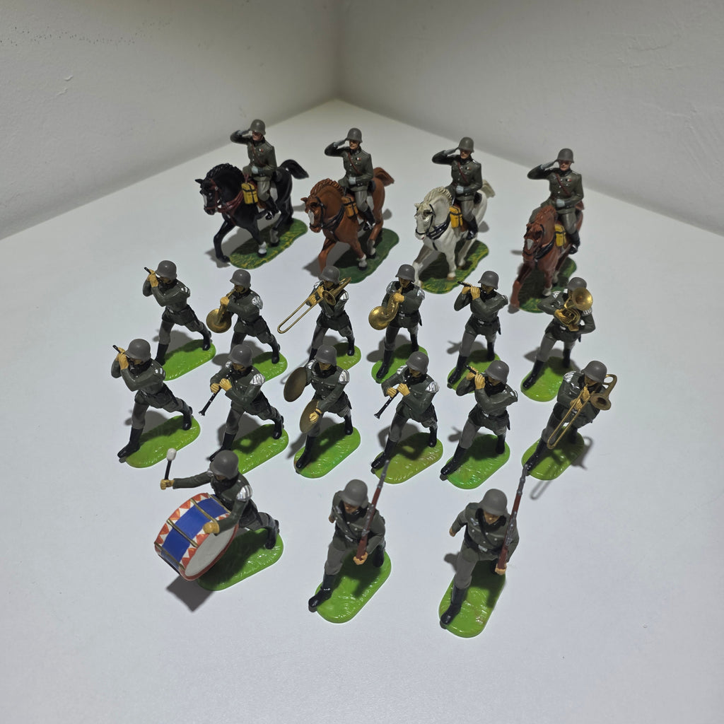 19 Hausser Elastolin Figuren 7 cm – Militärkapelle Musiker Reiter – Original mit Punkt Hausser