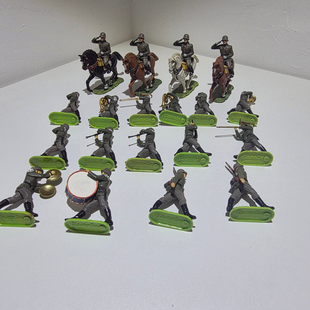 19 Hausser Elastolin Figuren 7 cm – Militärkapelle Musiker Reiter – Original mit Punkt Hausser