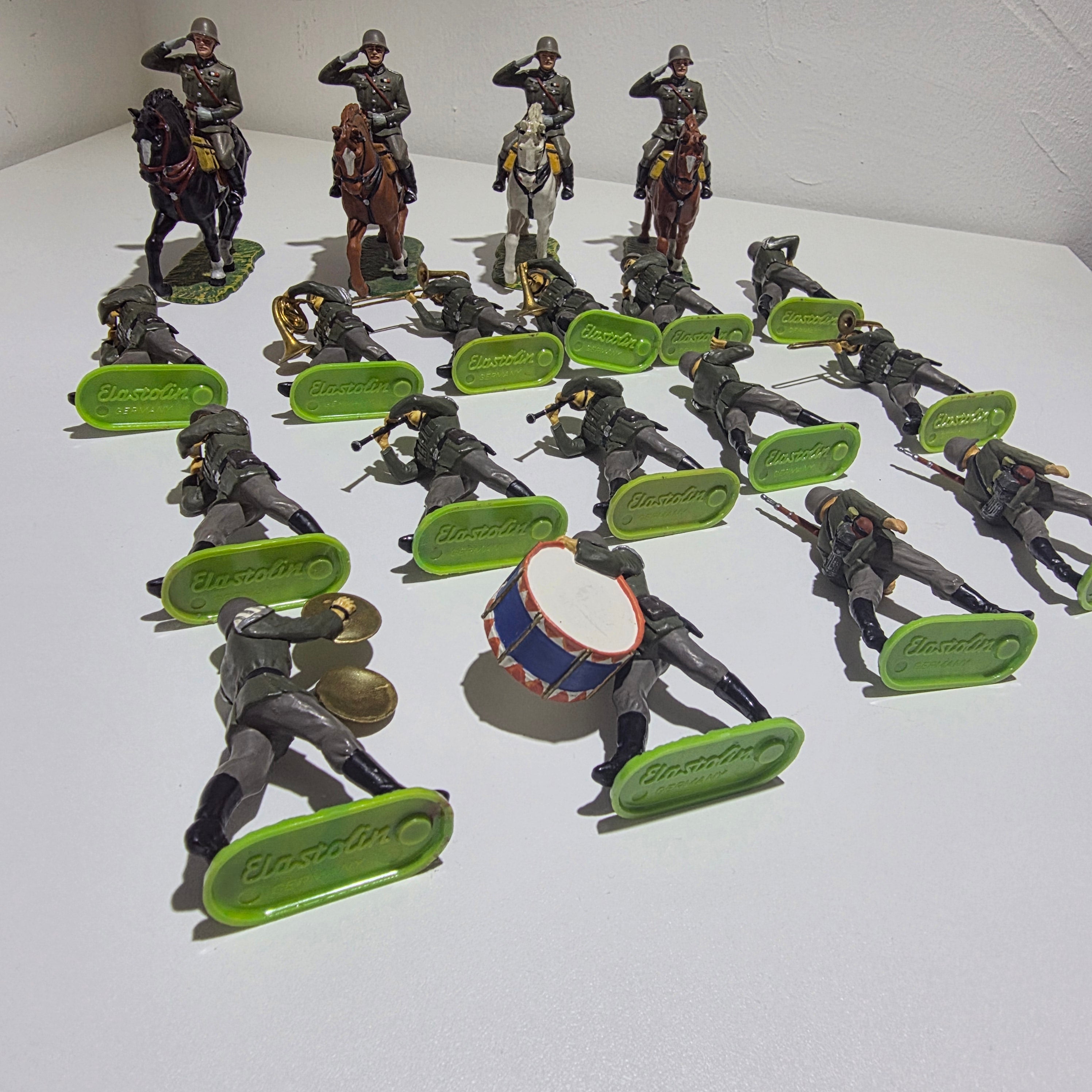 19 Hausser Elastolin Figuren 7 cm – Militärkapelle Musiker Reiter – Original mit Punkt Hausser