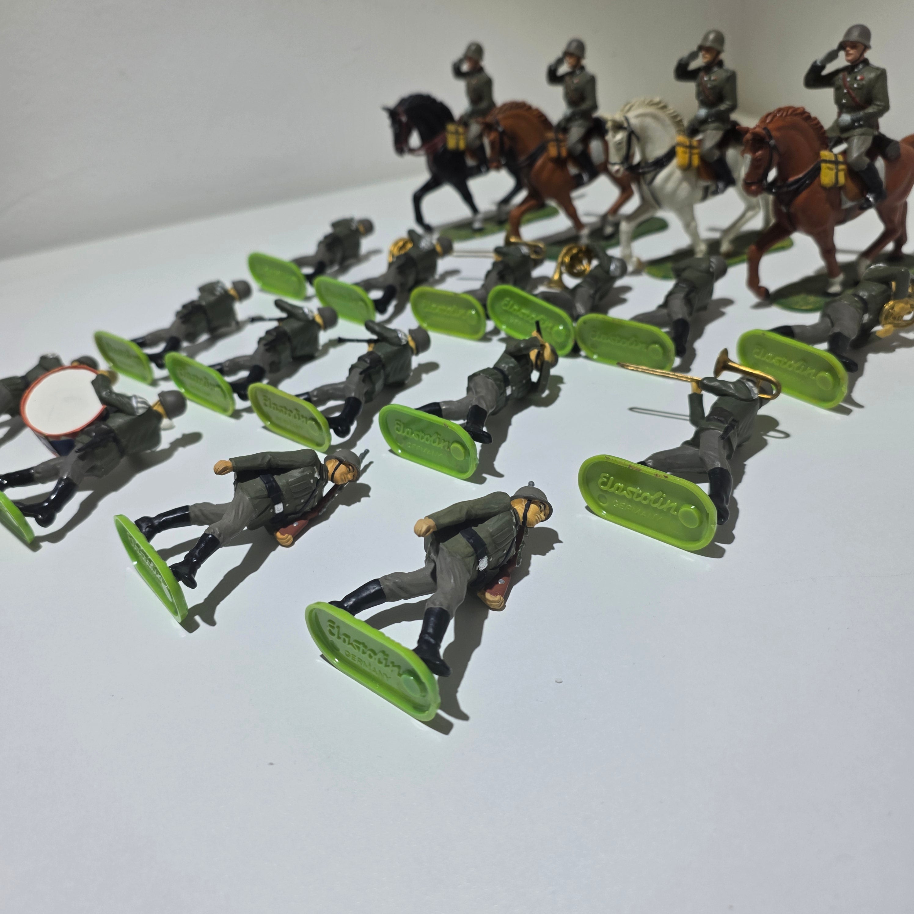 19 Hausser Elastolin Figuren 7 cm – Militärkapelle Musiker Reiter – Original mit Punkt Hausser